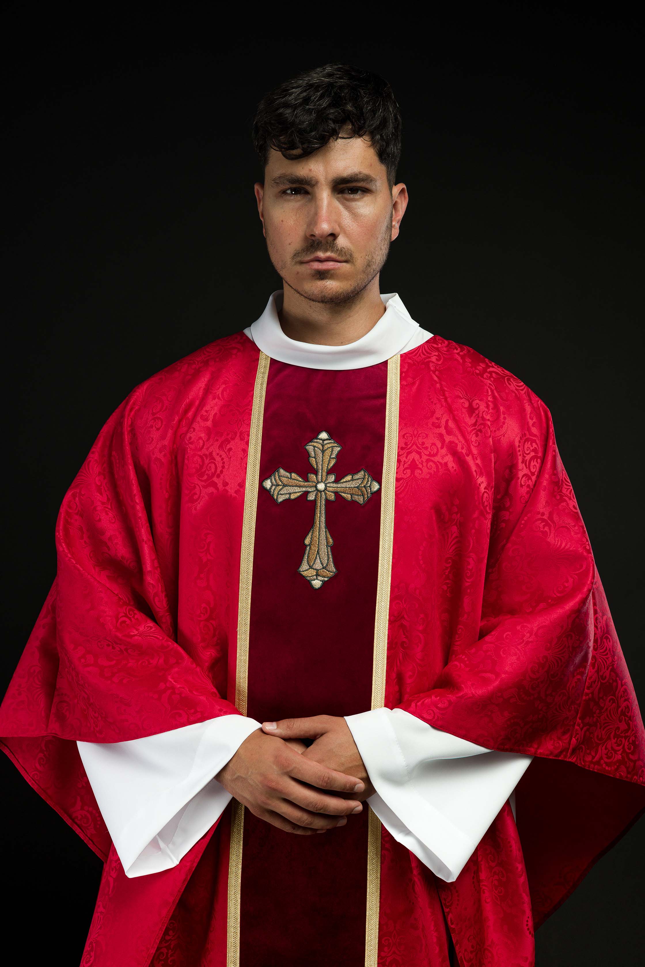 Ornat liturgiczny czerwony z pasem i haftem krzyża na tkaninie żakardowej