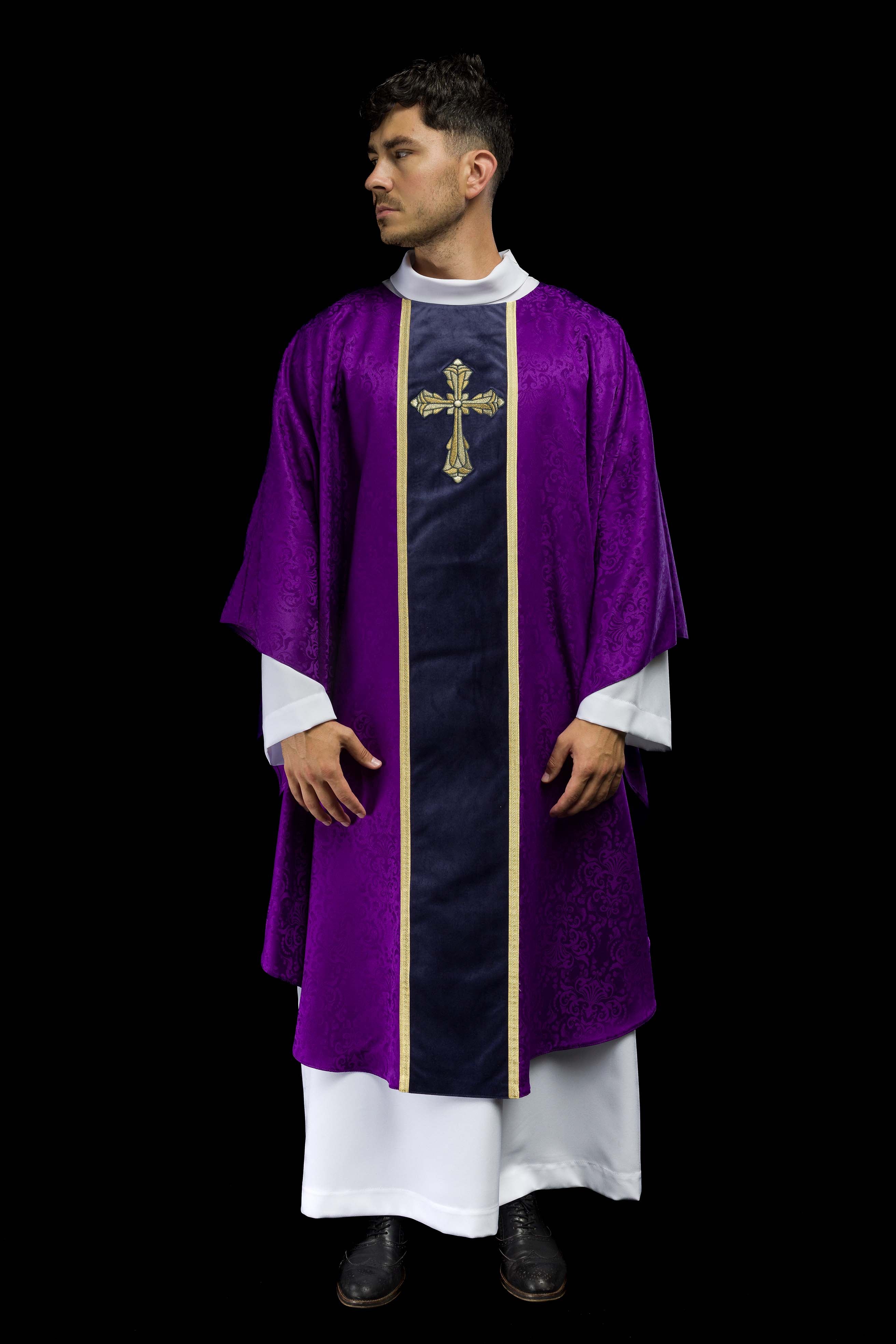Ornat liturgiczny fioletowy z pasem i haftem krzyża na tkaninie żakardowej