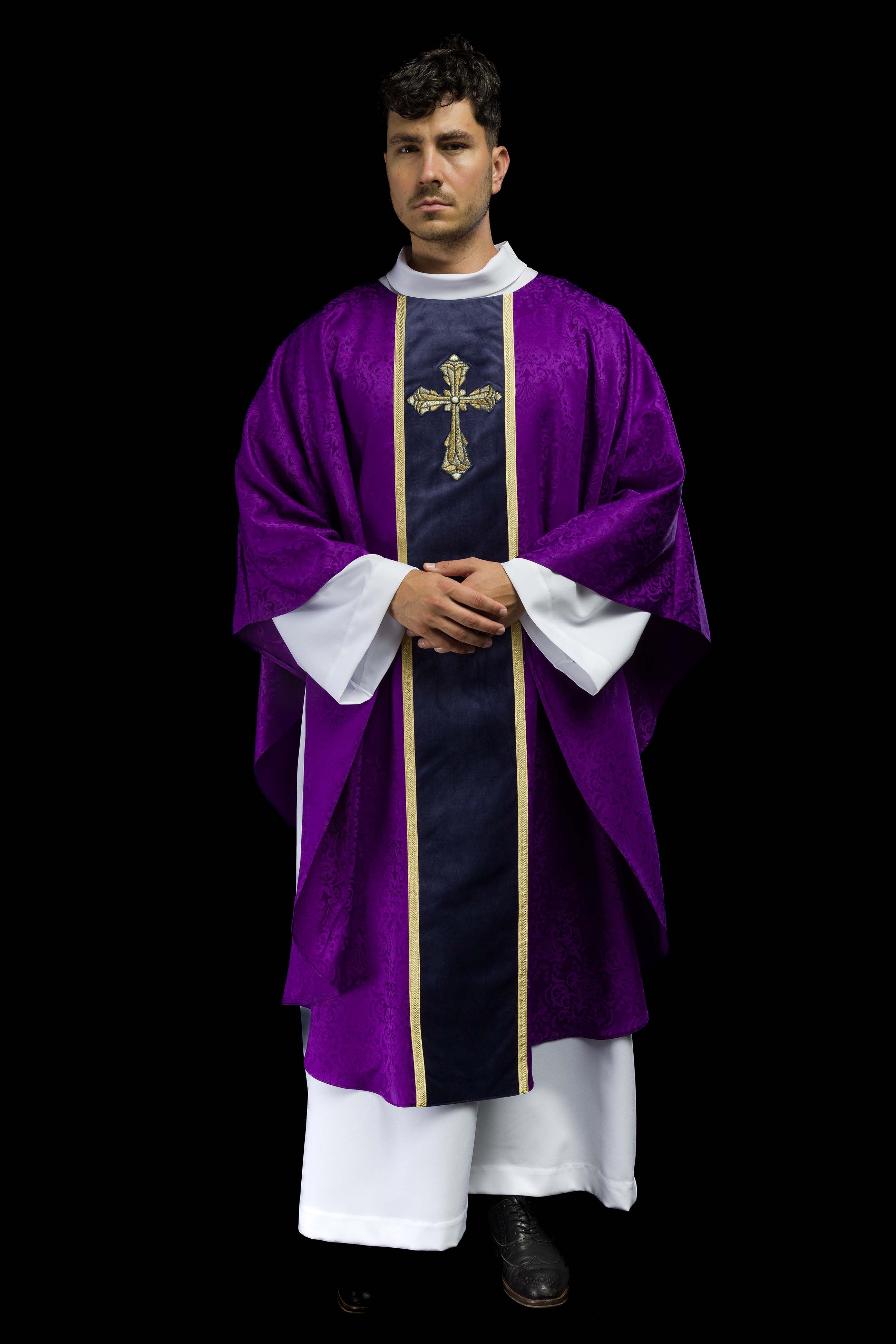 Ornat liturgiczny fioletowy z pasem i haftem krzyża na tkaninie żakardowej