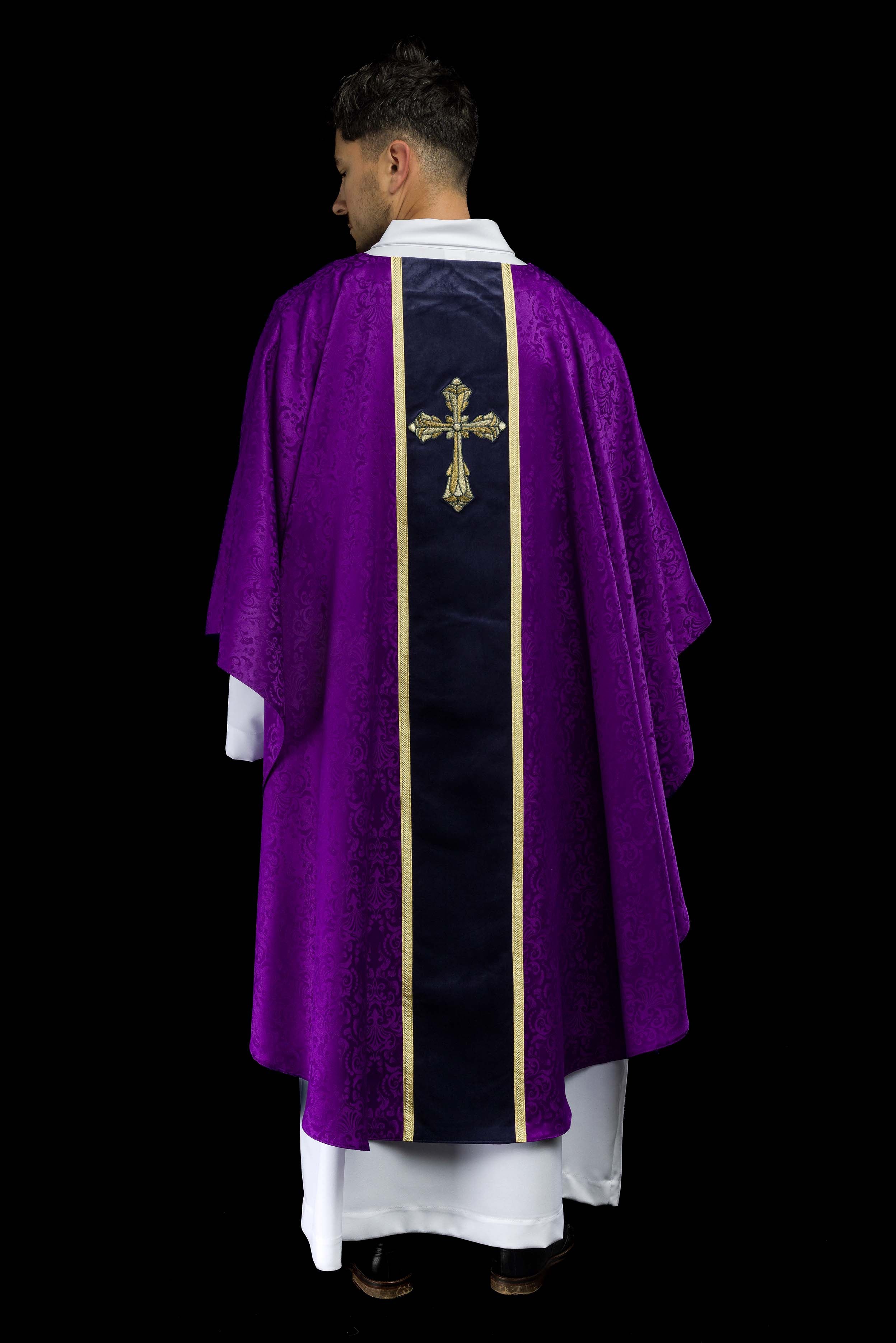 Ornat liturgiczny fioletowy z pasem i haftem krzyża na tkaninie żakardowej