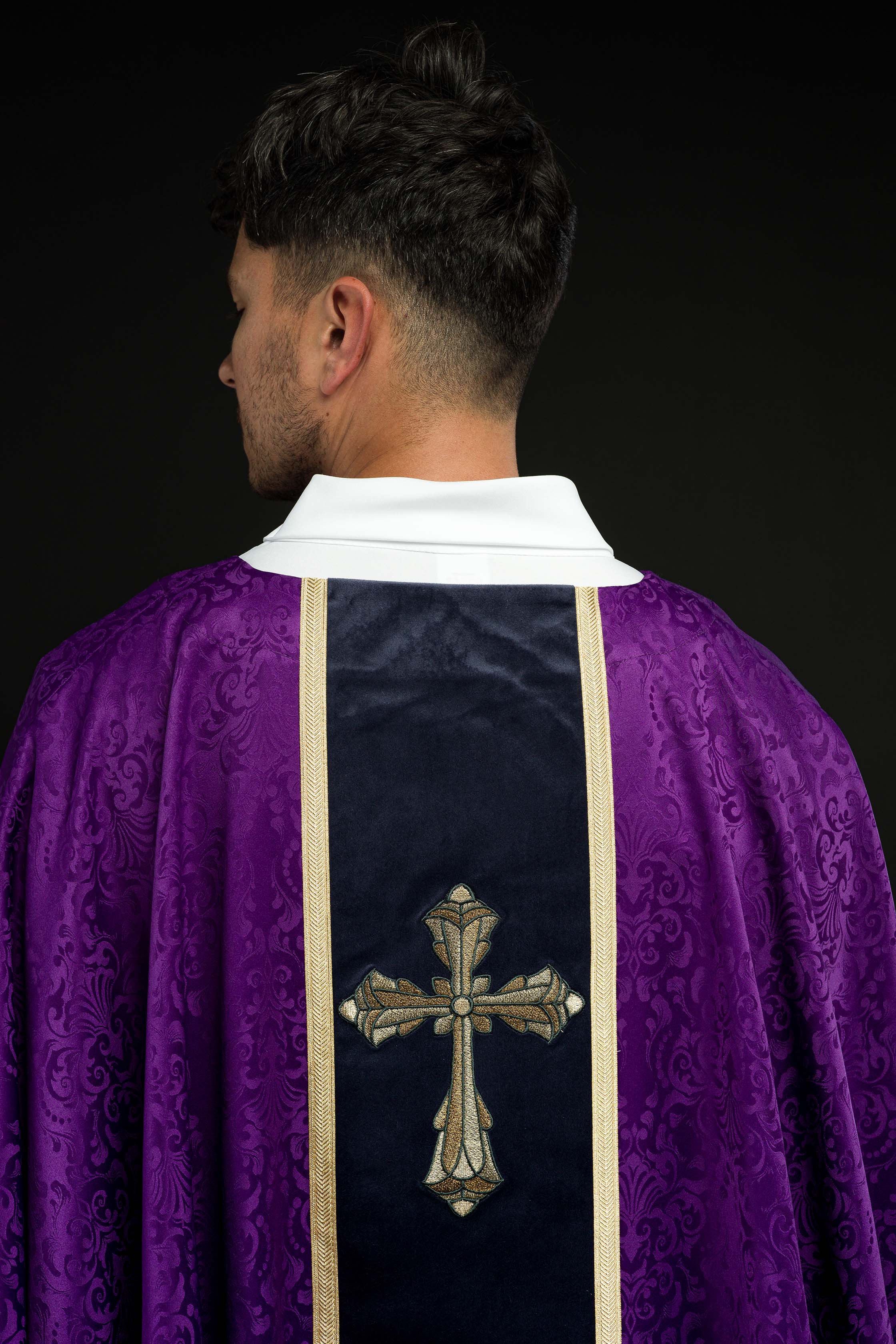 Ornat liturgiczny fioletowy z pasem i haftem krzyża na tkaninie żakardowej