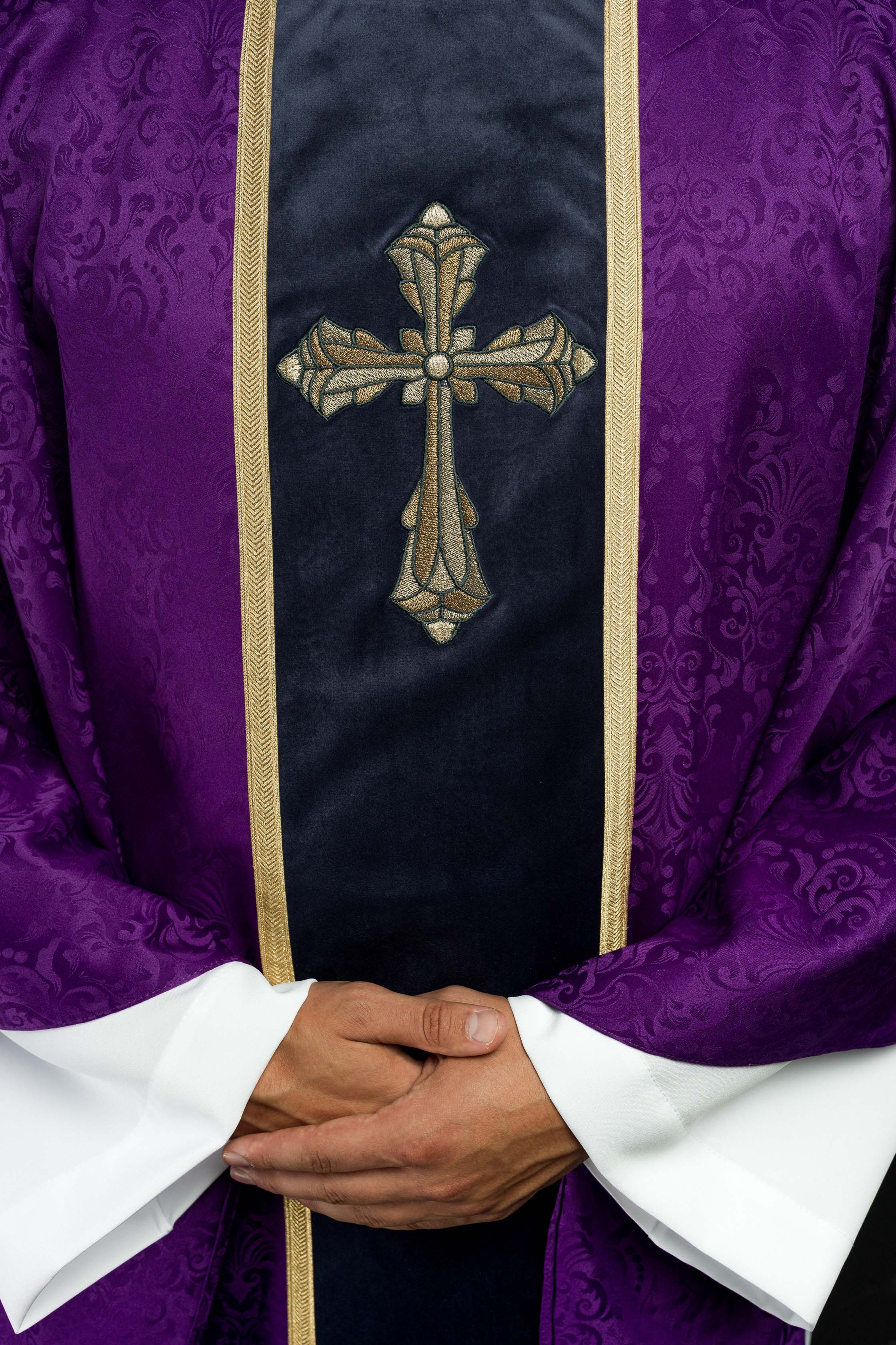 Ornat liturgiczny fioletowy z pasem i haftem krzyża na tkaninie żakardowej