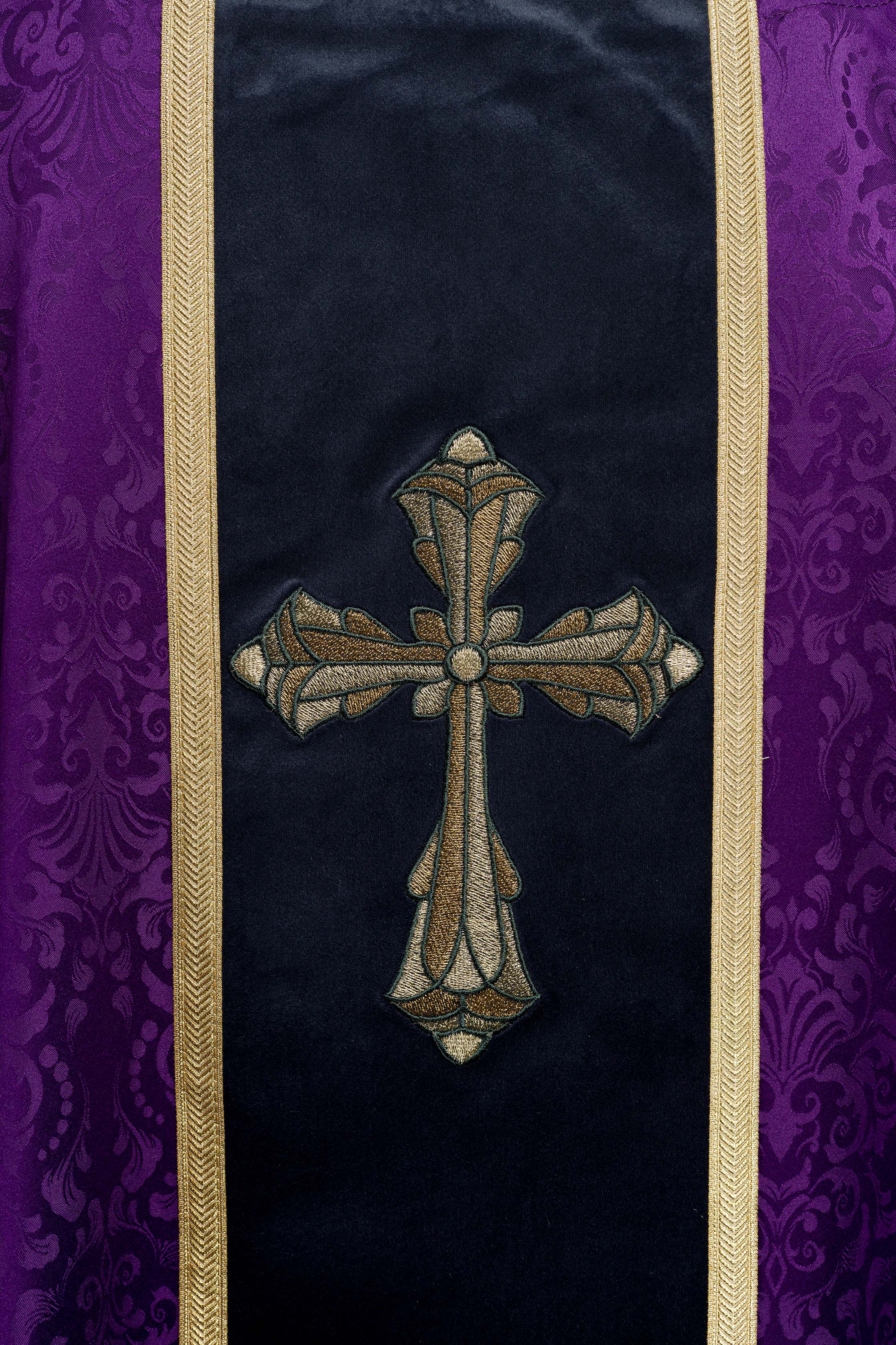 Ornat liturgiczny fioletowy z pasem i haftem krzyża na tkaninie żakardowej