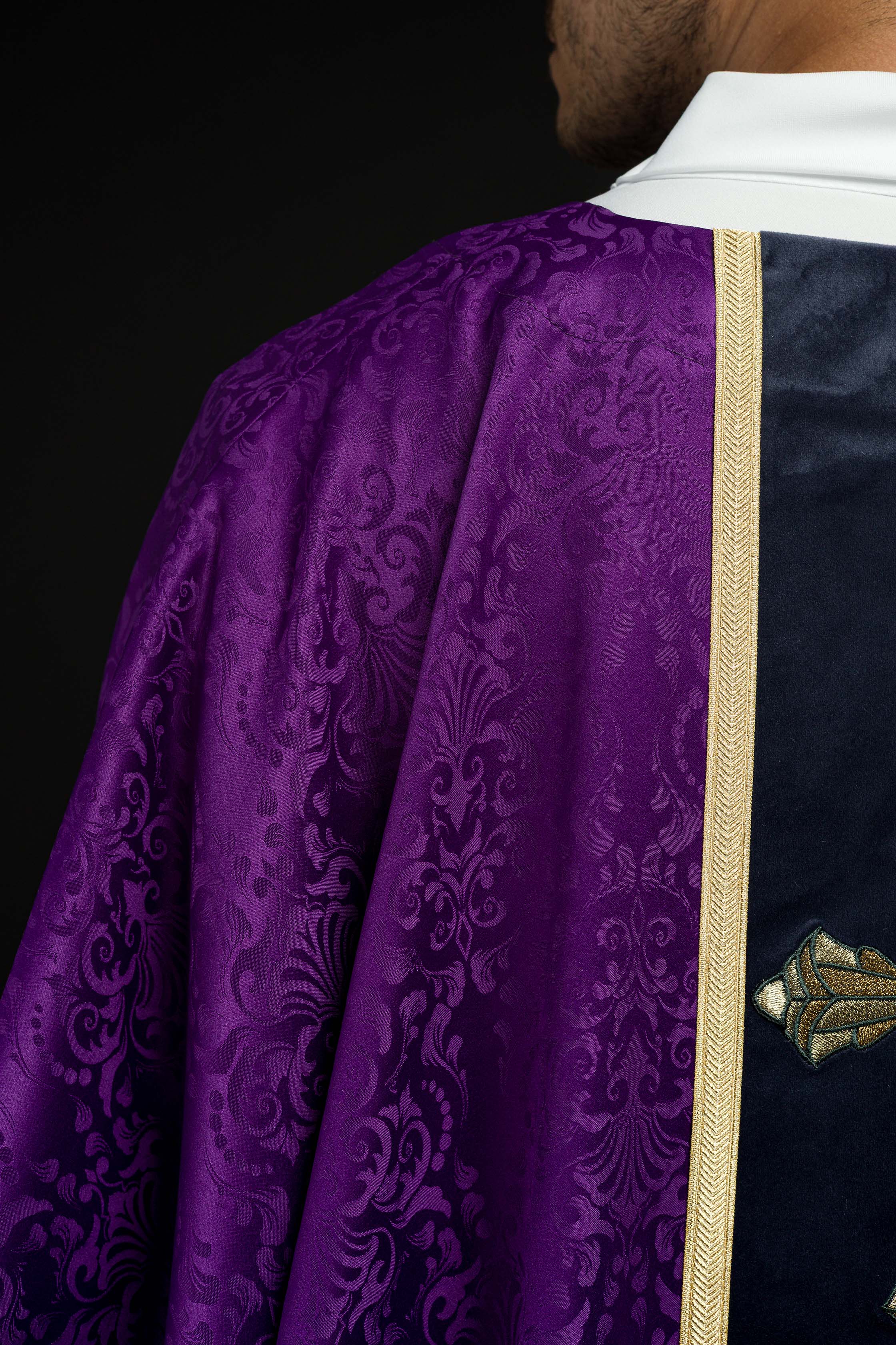 Ornat liturgiczny fioletowy z pasem i haftem krzyża na tkaninie żakardowej