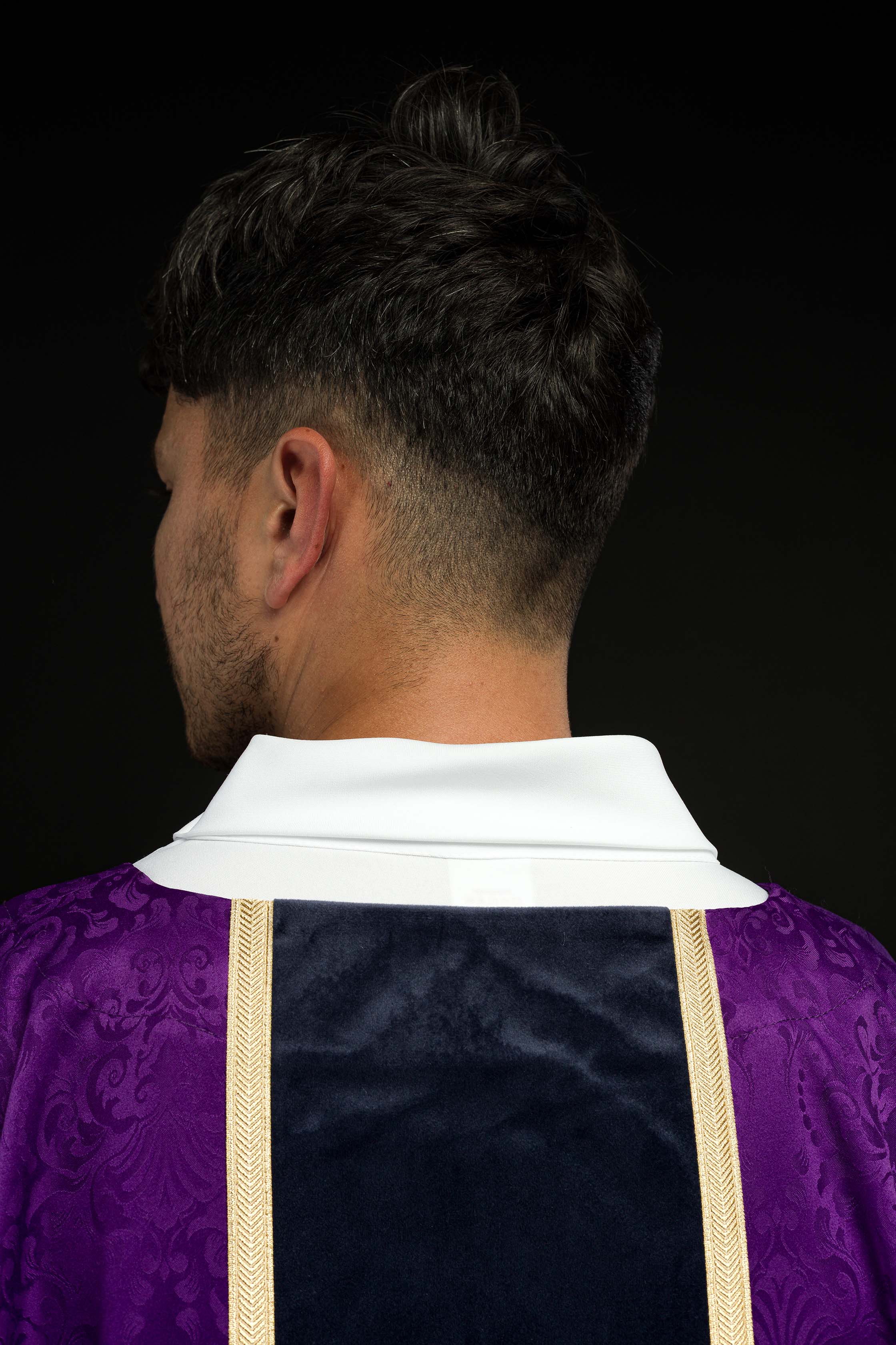Ornat liturgiczny fioletowy z pasem i haftem krzyża na tkaninie żakardowej