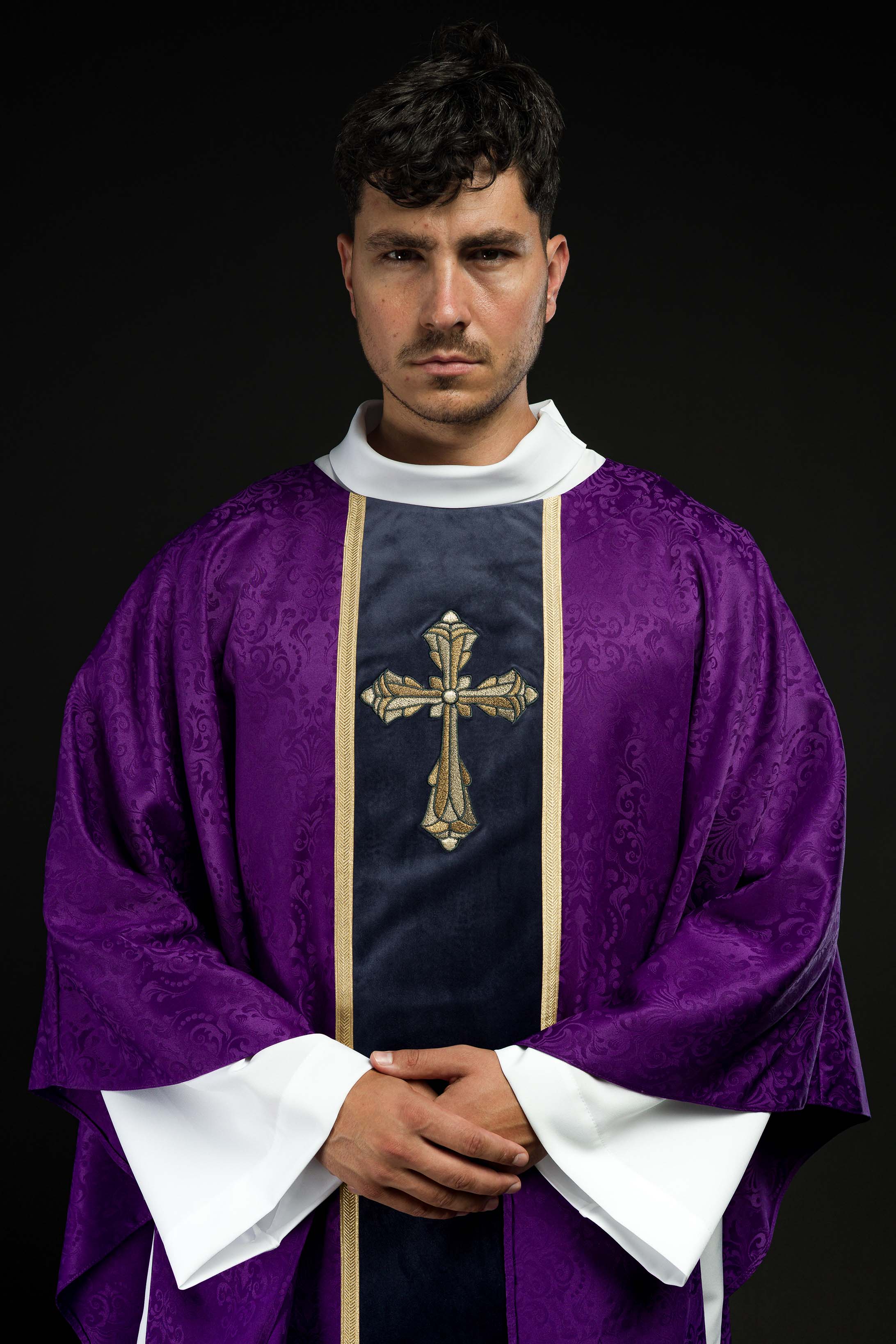 Ornat liturgiczny fioletowy z pasem i haftem krzyża na tkaninie żakardowej