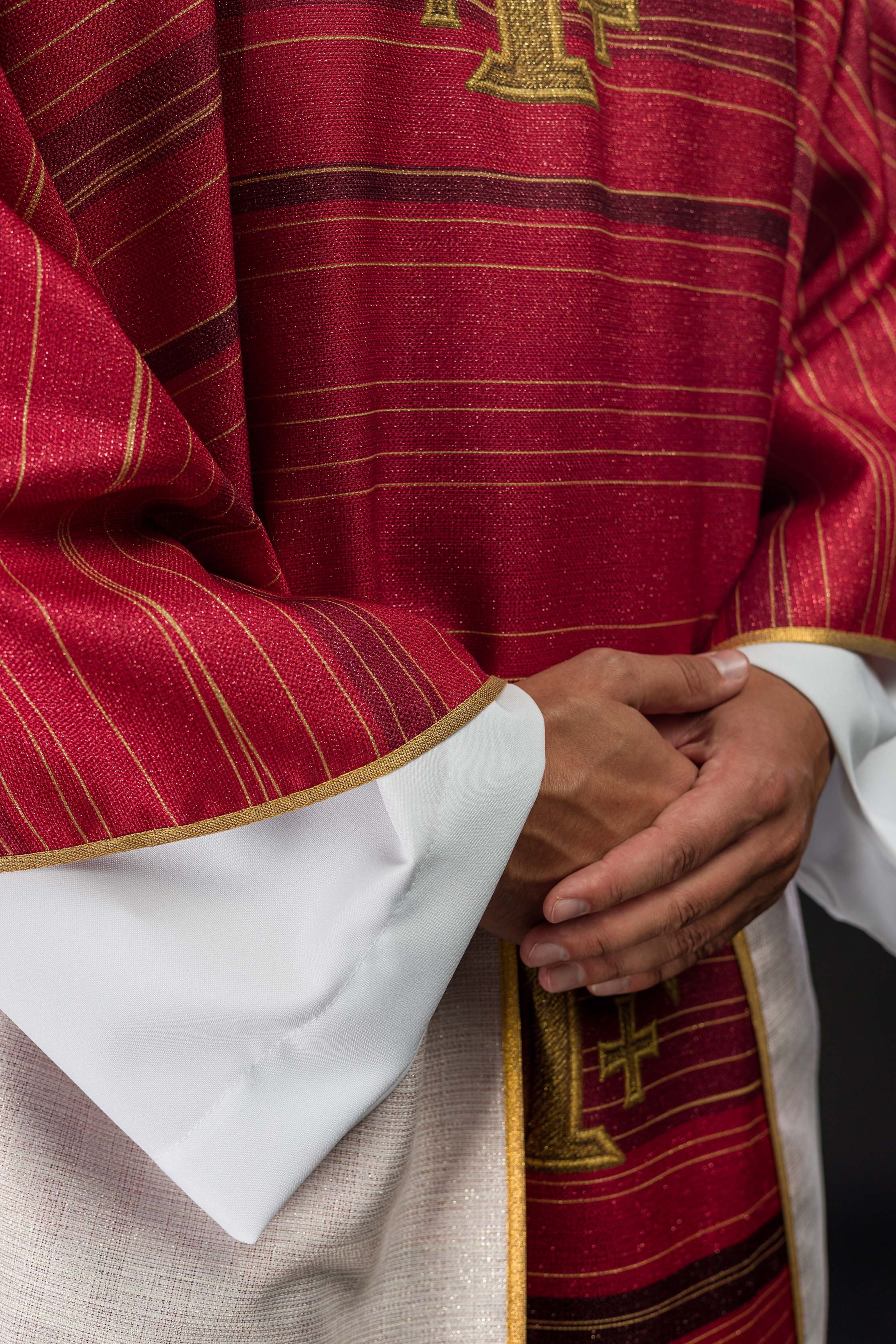 Ornat drukowany z Krzyżem Jerozolimskim czerwony