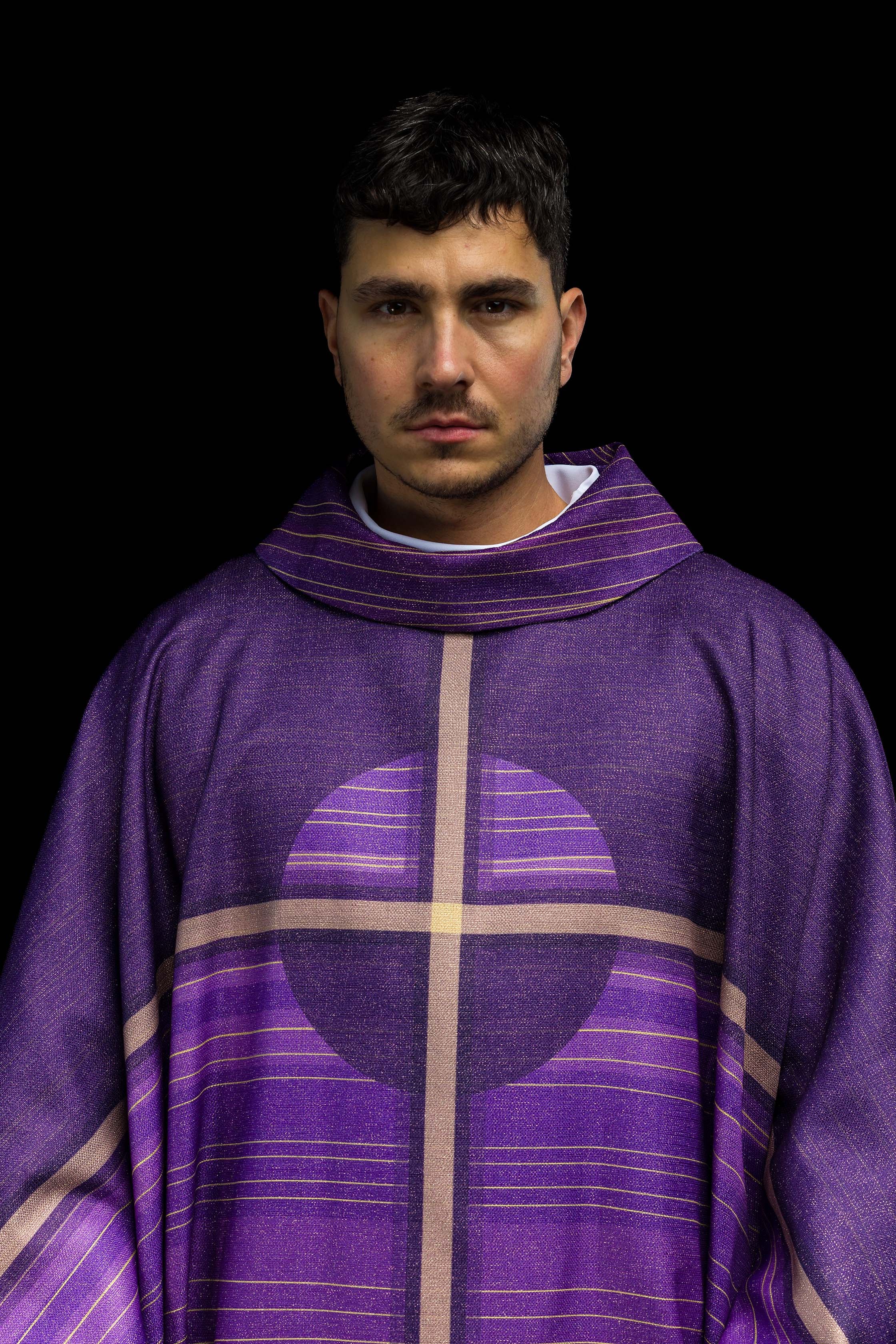 Ornat drukowany fioletowy z motywem krzyża