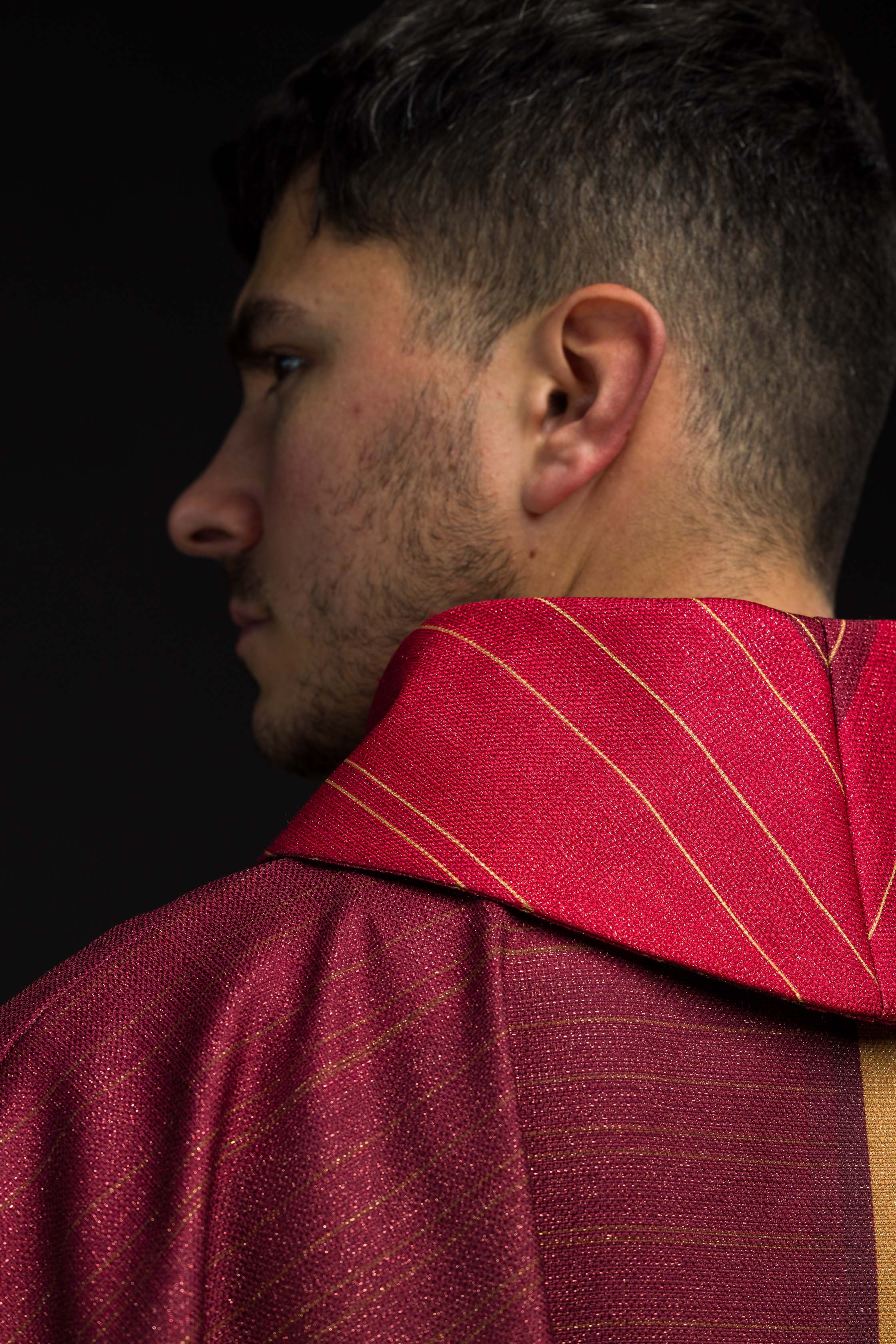 Ornat drukowany czerwony z motywem krzyża