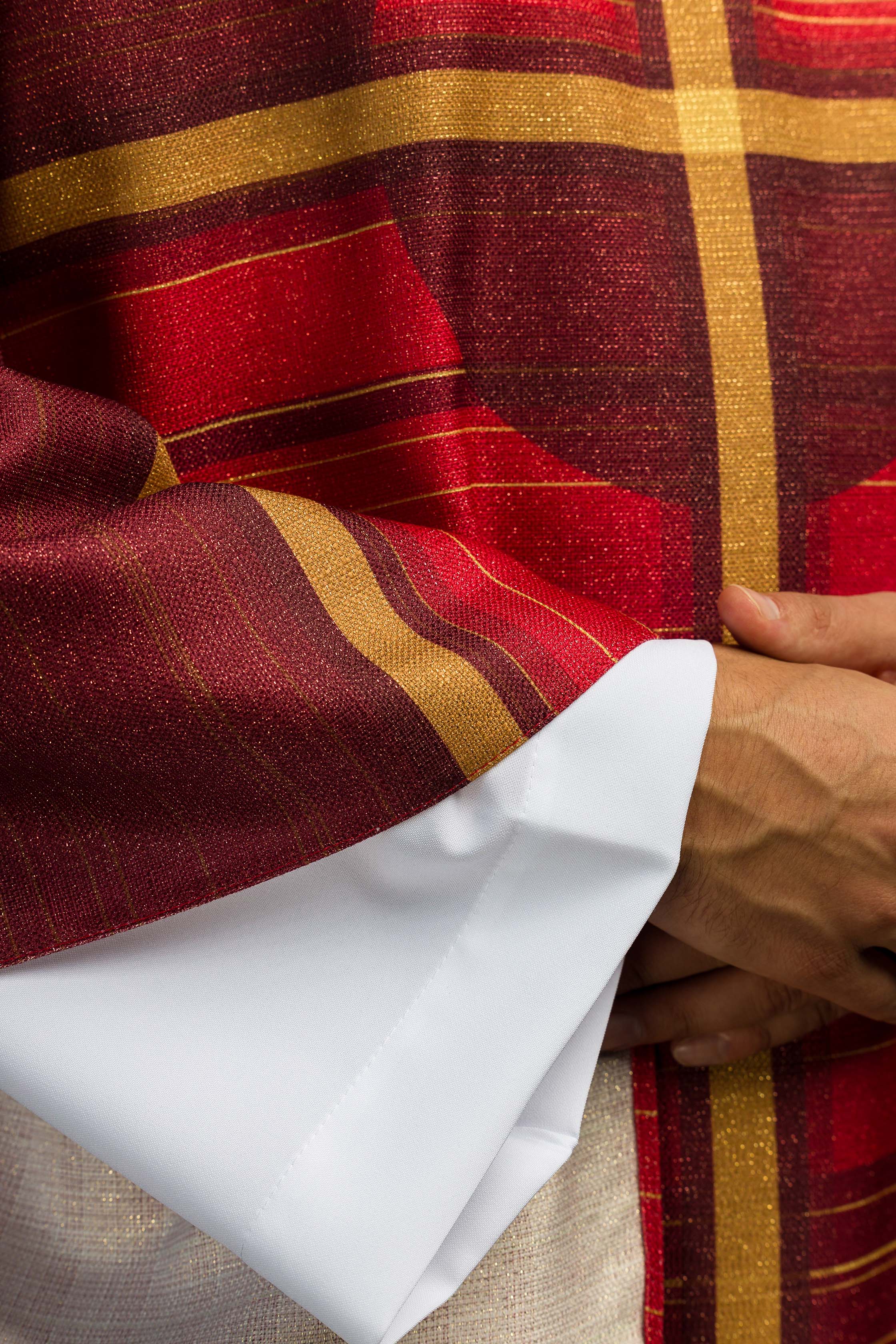 Ornat drukowany czerwony z motywem krzyża