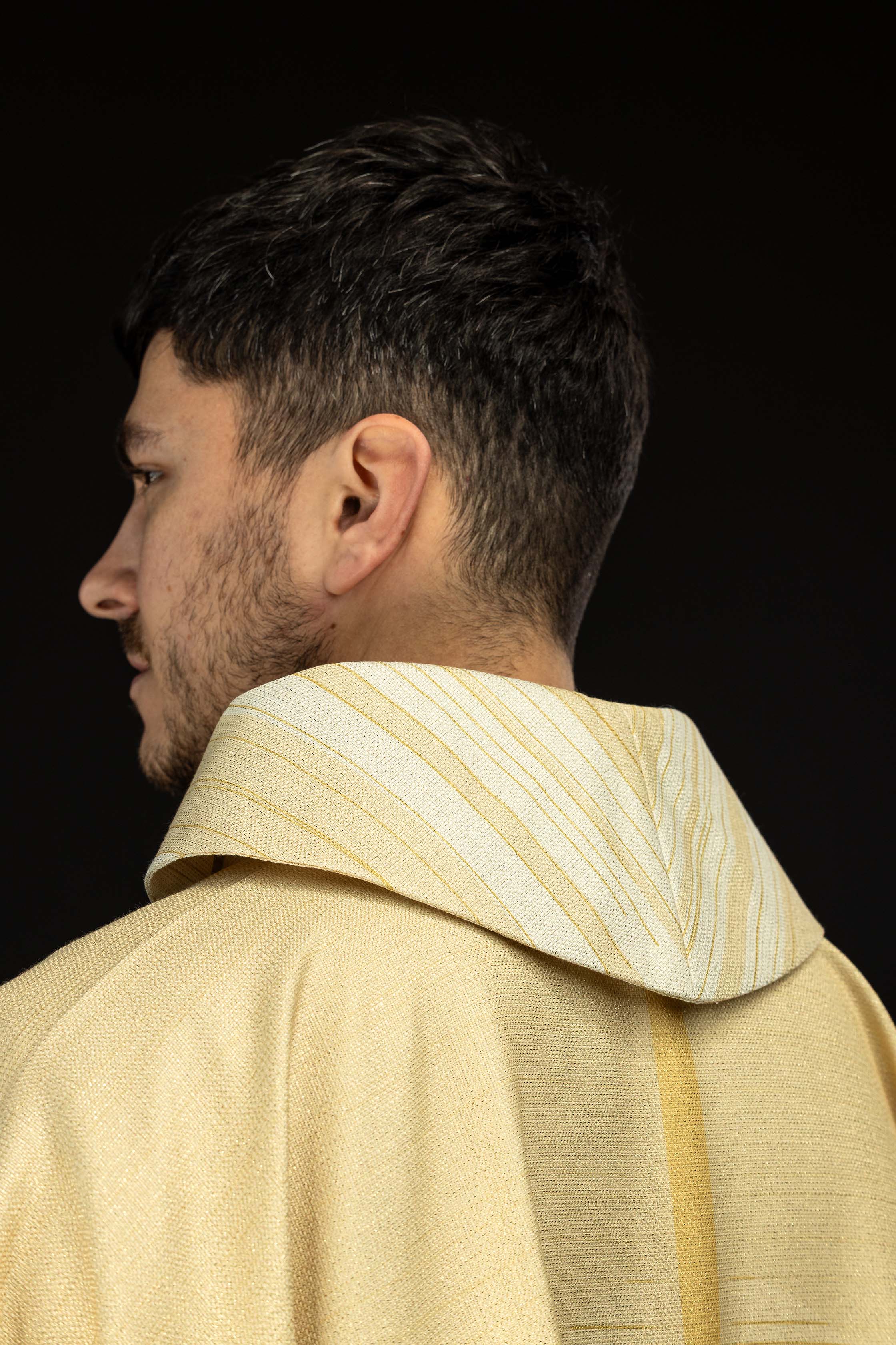 Ornat drukowany ecru z motywem krzyża - ORNATY.PL