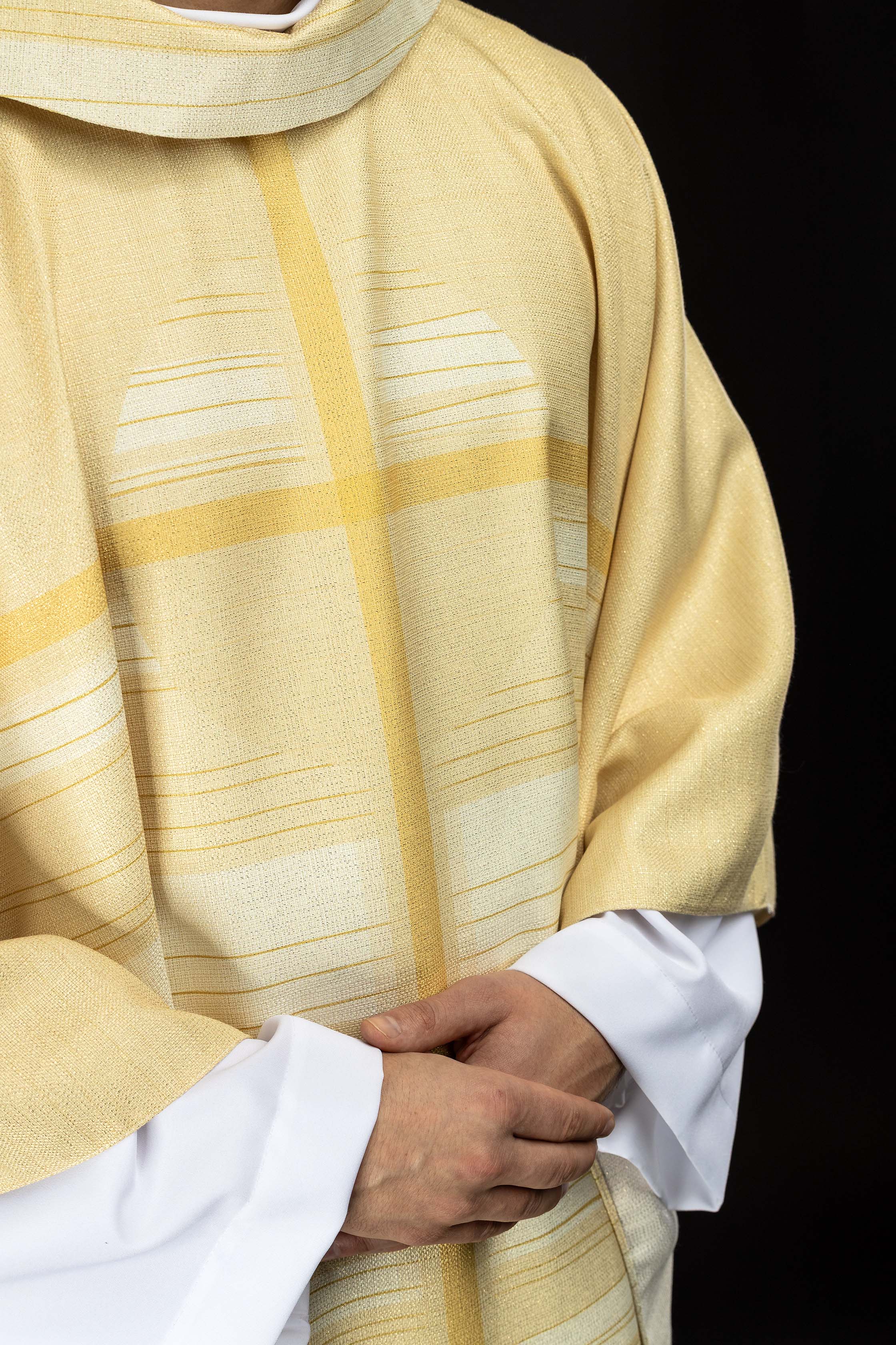 Ornat drukowany ecru z motywem krzyża - ORNATY.PL