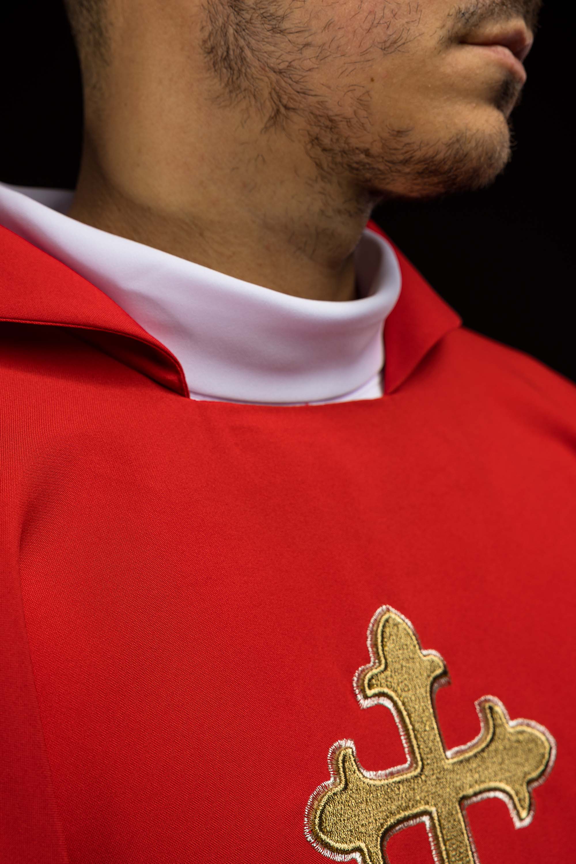 Ornat haftowany z symbolem krzyża i szerokim kołnierzem czerwony