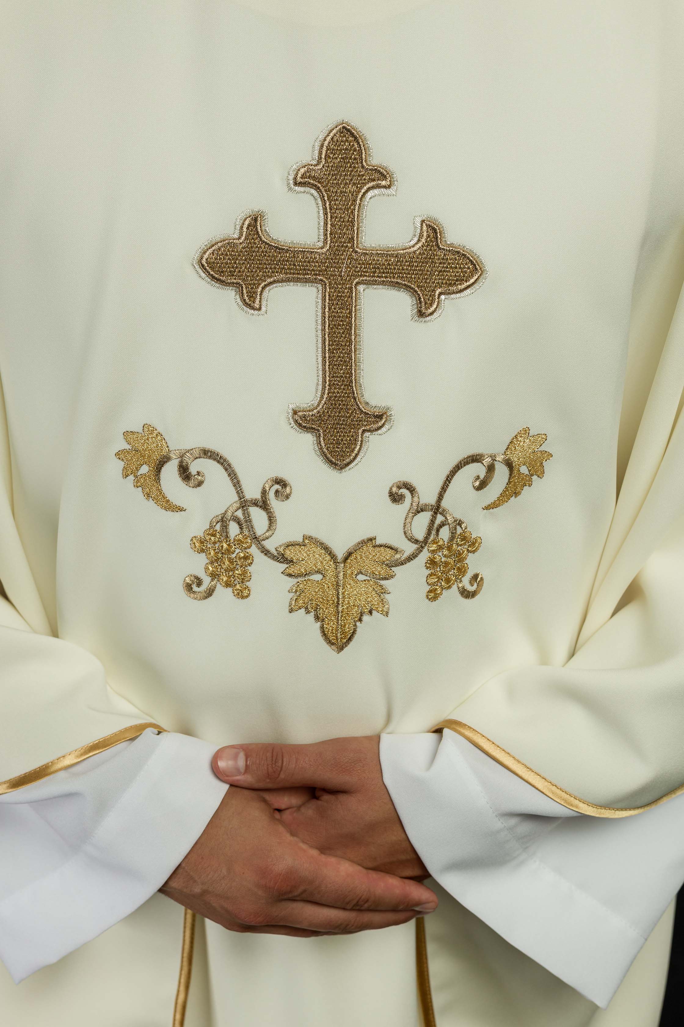 Ornat haftowany z symbolem krzyża i szerokim kołnierzem ecru
