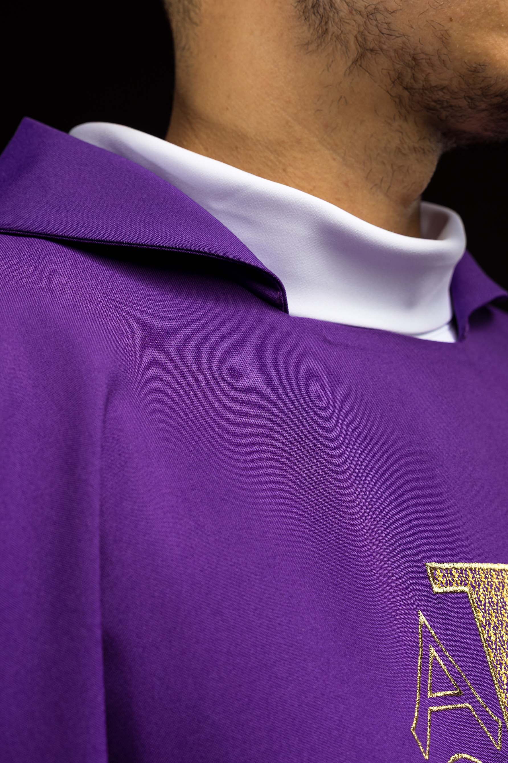 Ornat haftowany z symbolem Alfa i Omega z szerokim kołnierzem fioletowy