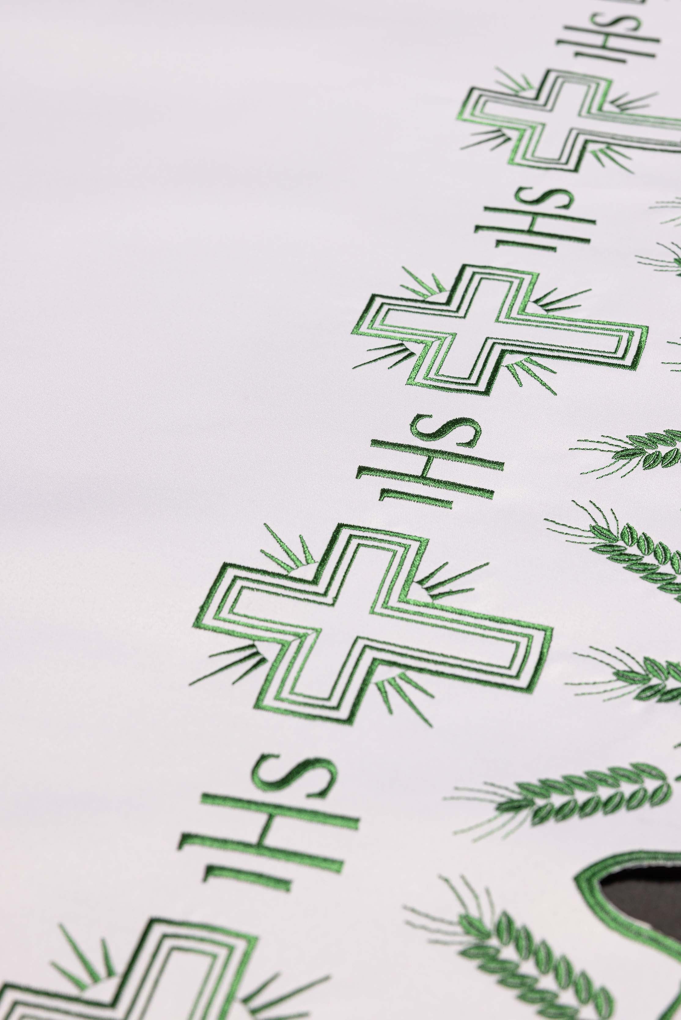 Obrus ołtarzowy z haftem w krzyże zielone wykończenie - ORNATY.PL