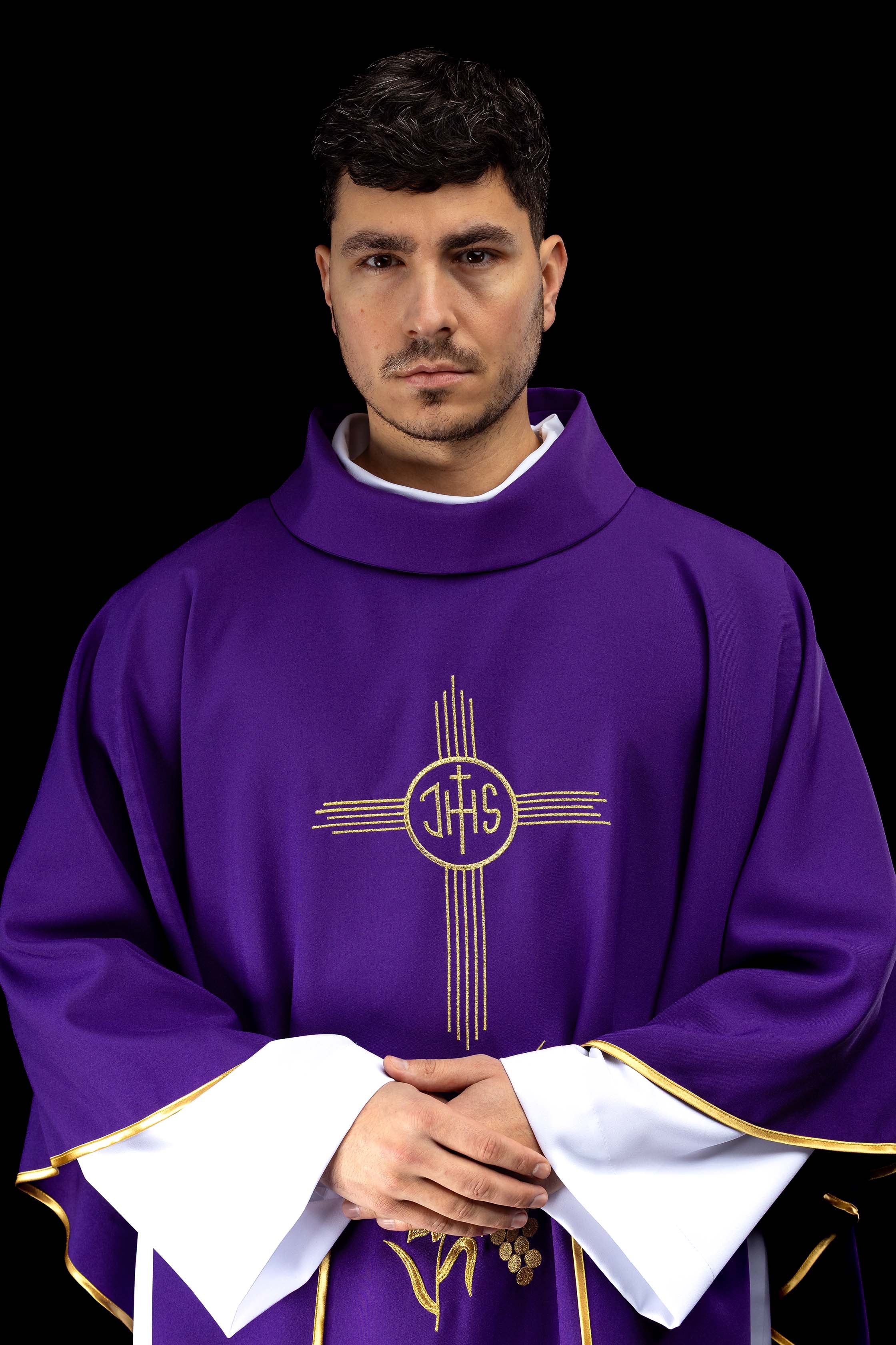 Fioletowy ornat haftowany z motywem IHS - ORNATY.PL