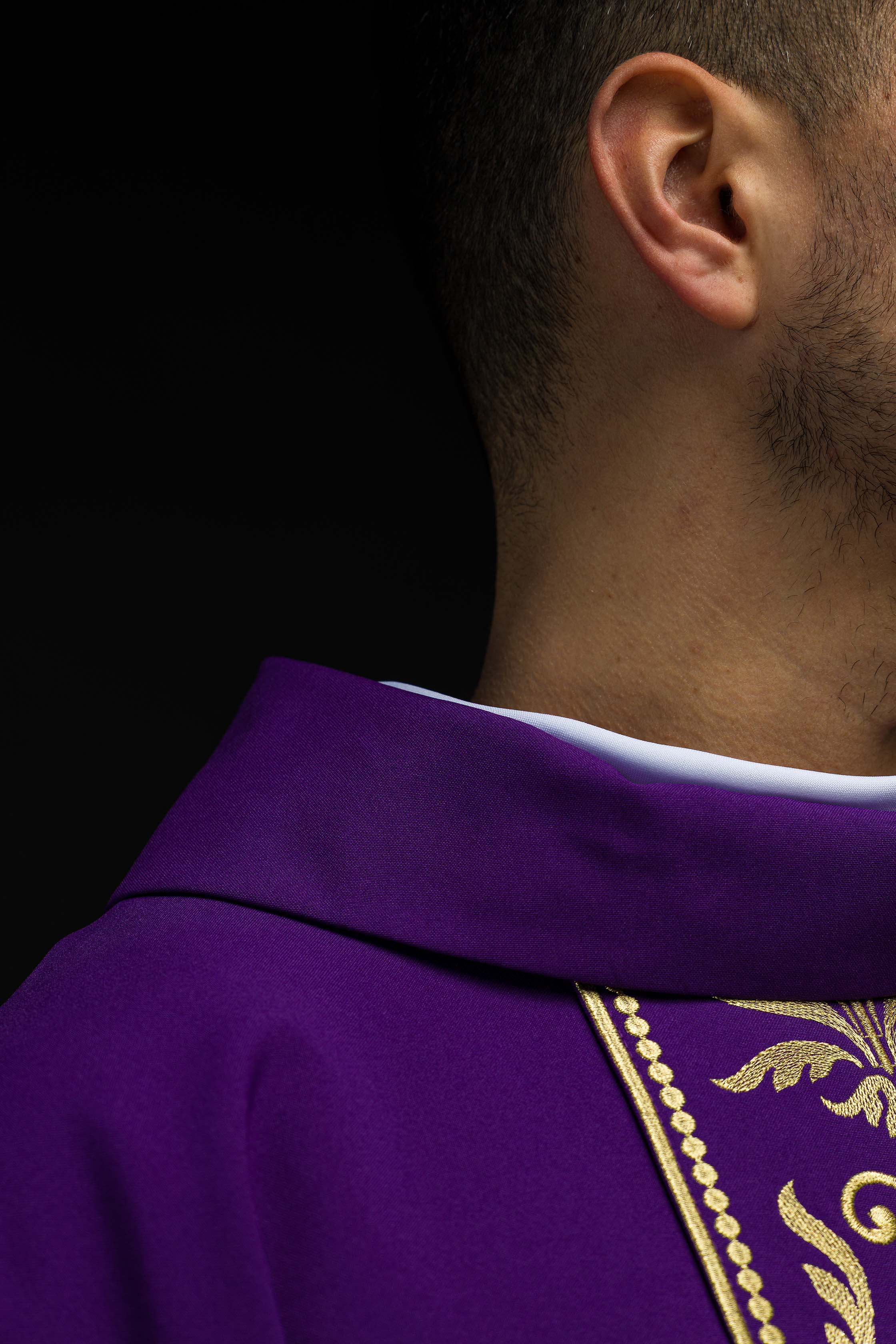 Fioletowy ornat liturgiczny zdobiony złotym pasem haftowanym