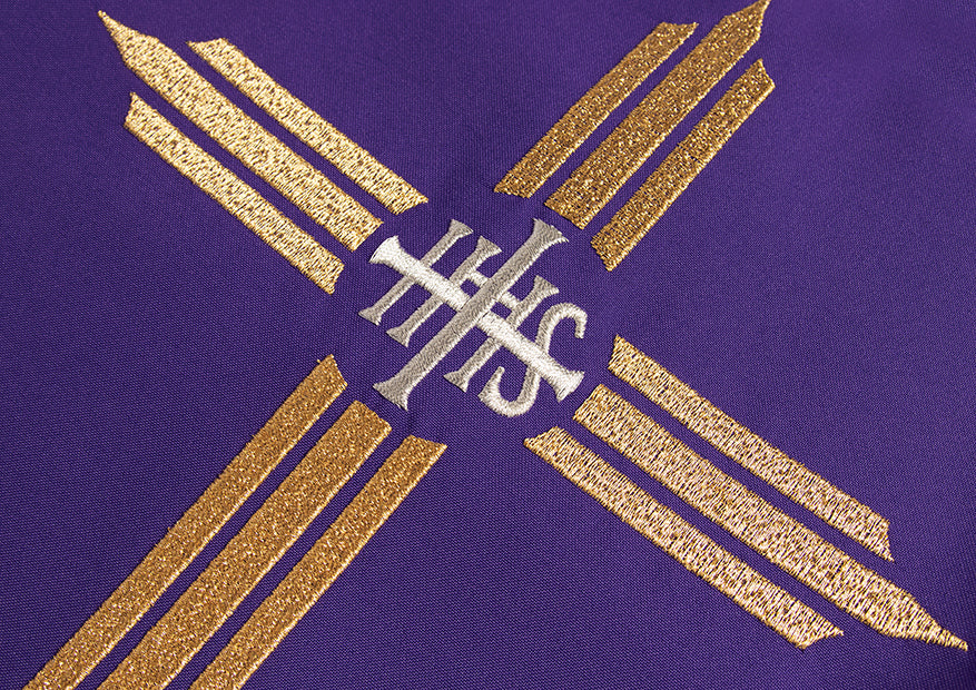 Fioletowy ornat haftowany z szerokim kołnierzem i Krzyżem IHS