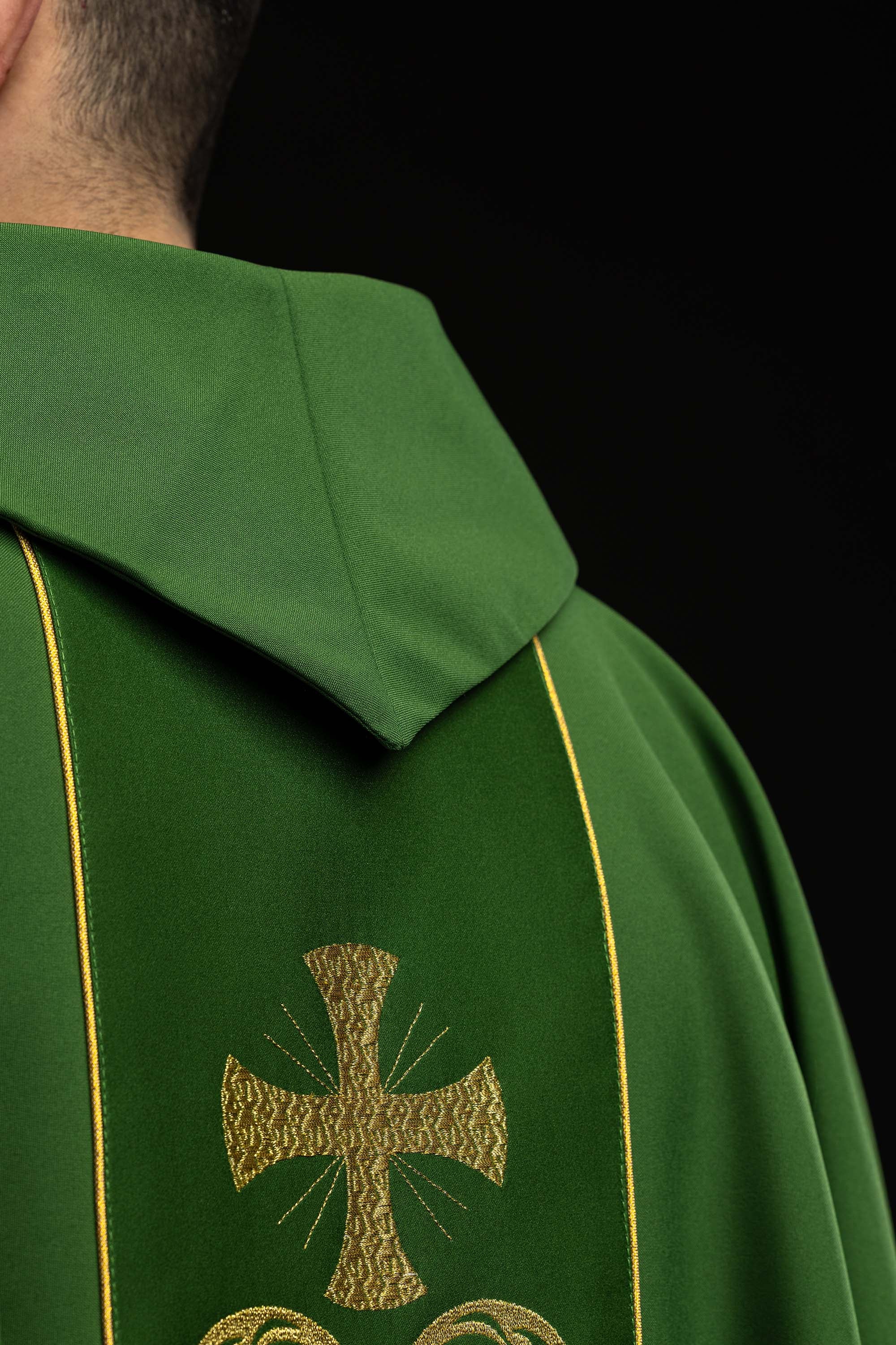 Zielony ornat liturgiczny zdobiony haftowanym pasem - ORNATY.PL
