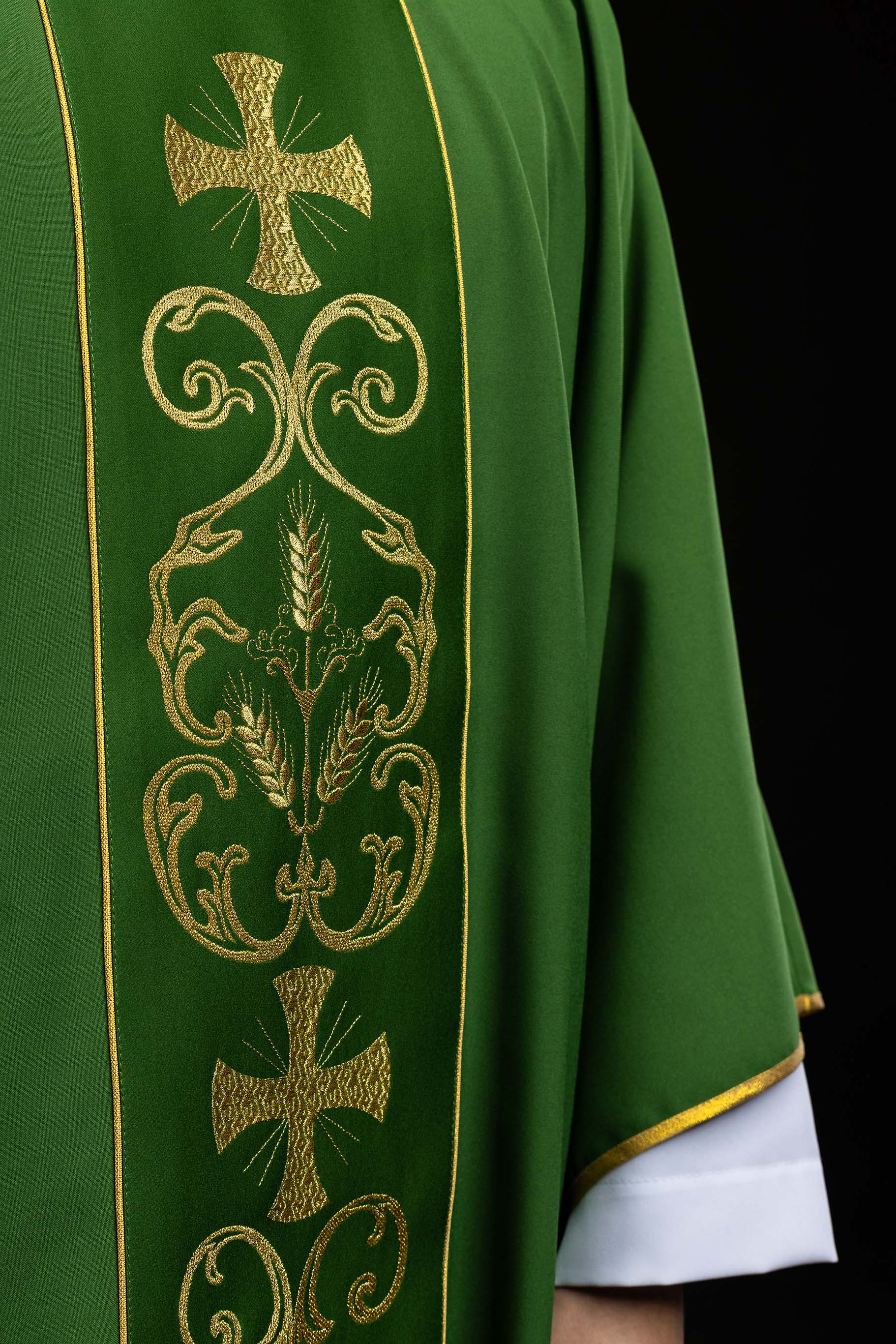 Zielony ornat liturgiczny zdobiony haftowanym pasem - ORNATY.PL