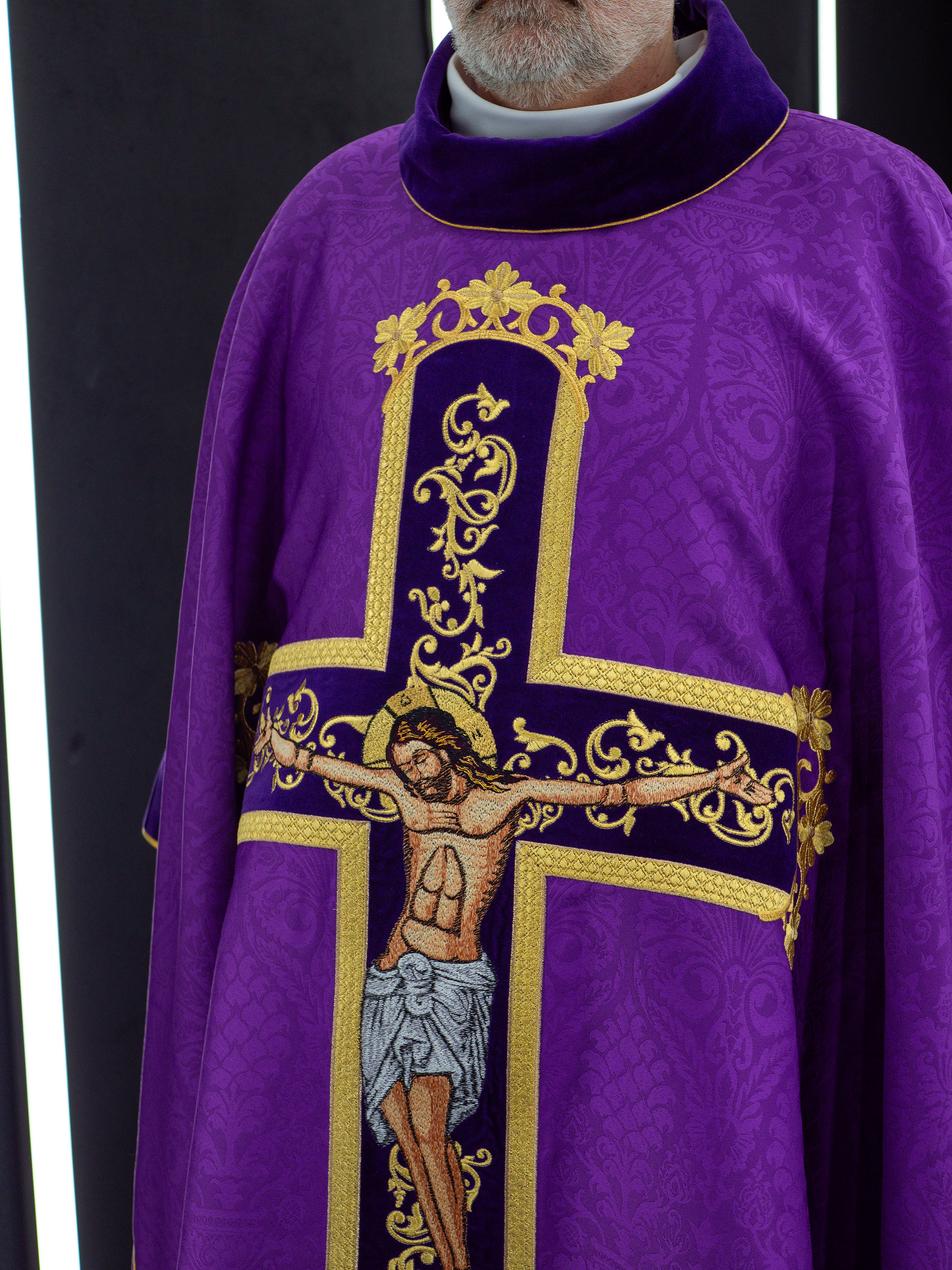 Fioletowy ornat haftowany z wzorem Jezusa Chrystusa