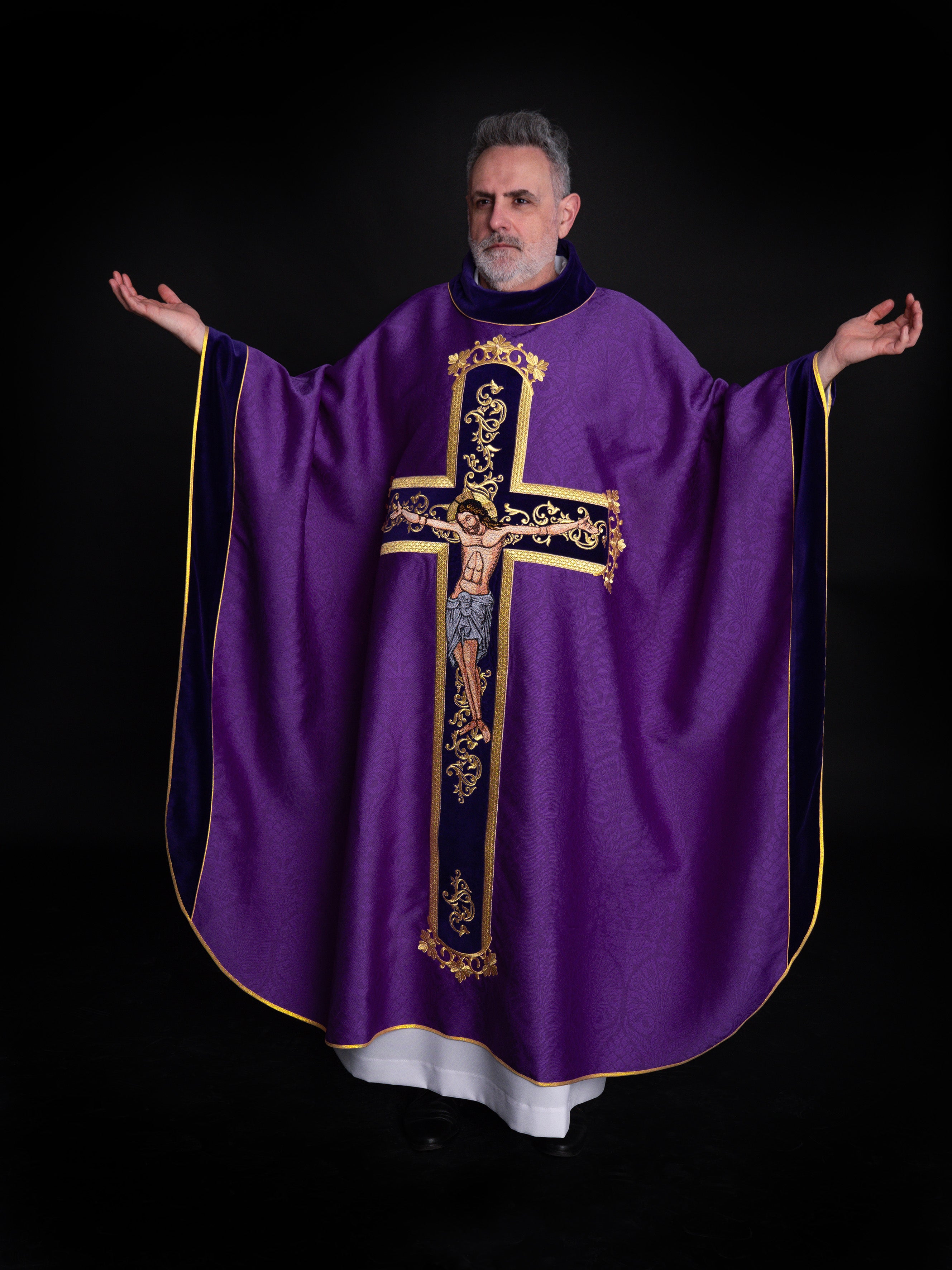 Fioletowy ornat haftowany z wzorem Jezusa Chrystusa