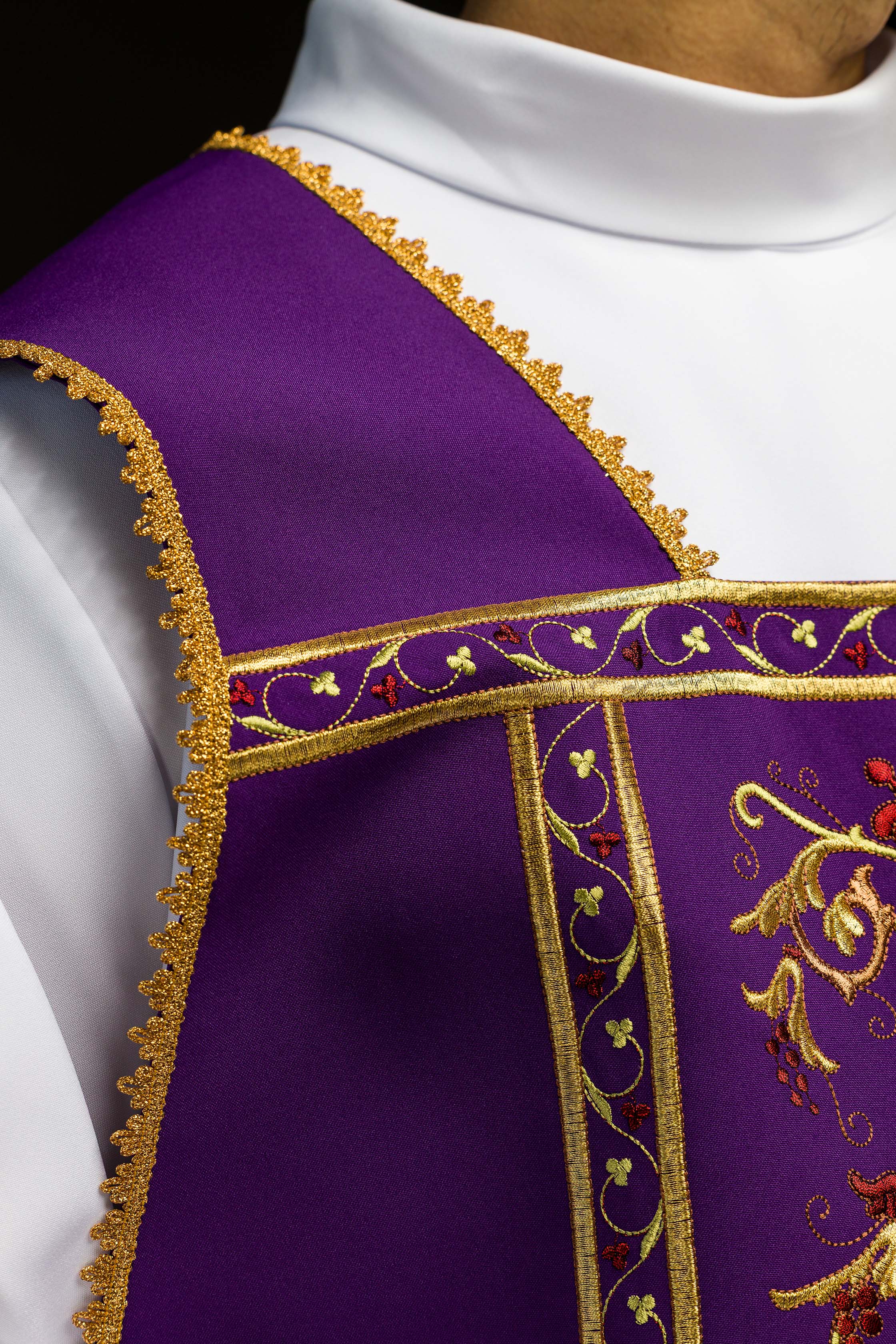 Fioletowy ornat rzymski haftowany z motywem IHS - ORNATY.PL