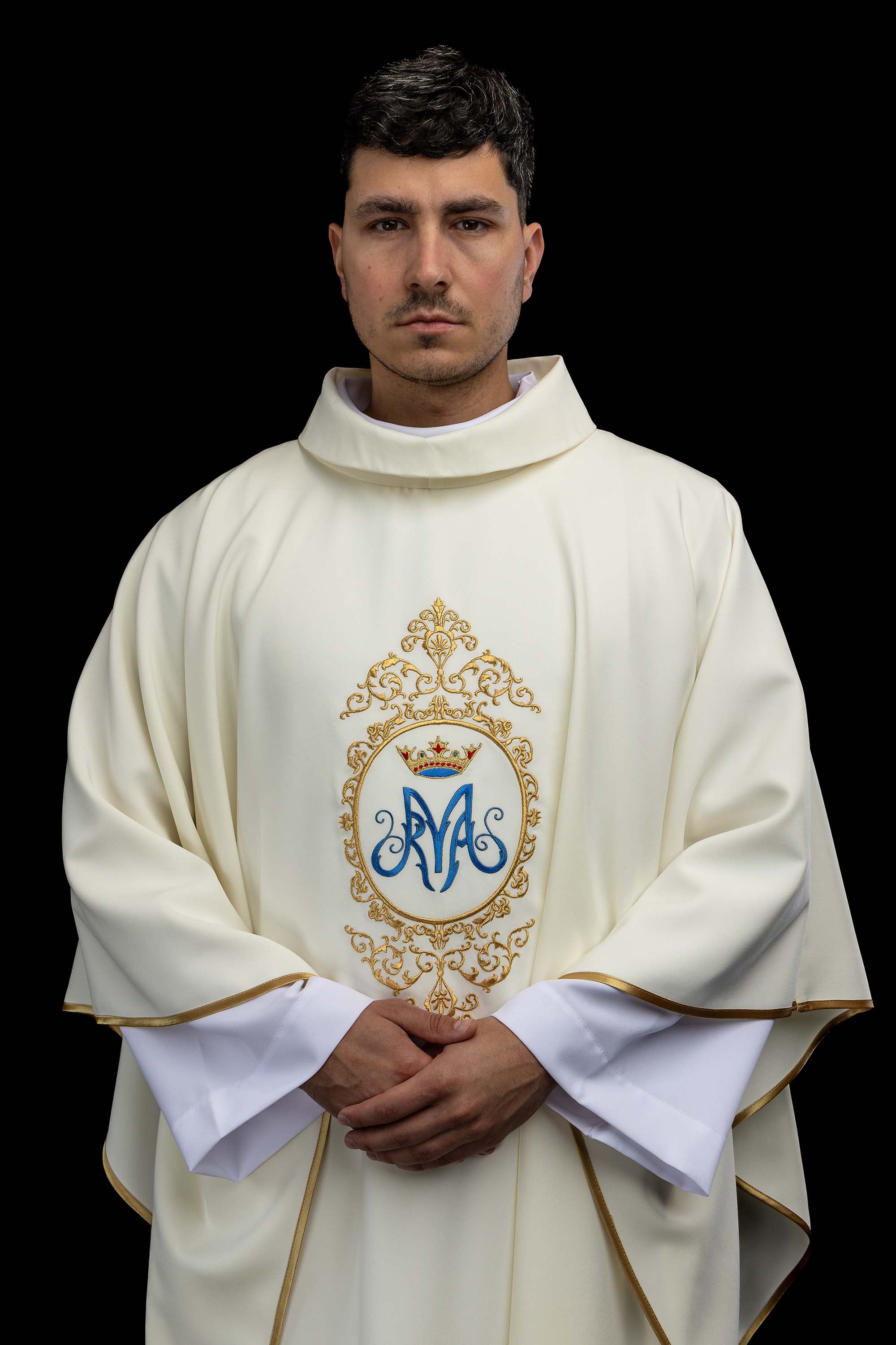 Ornat z motywem maryjnym otoczonym złotym haftem