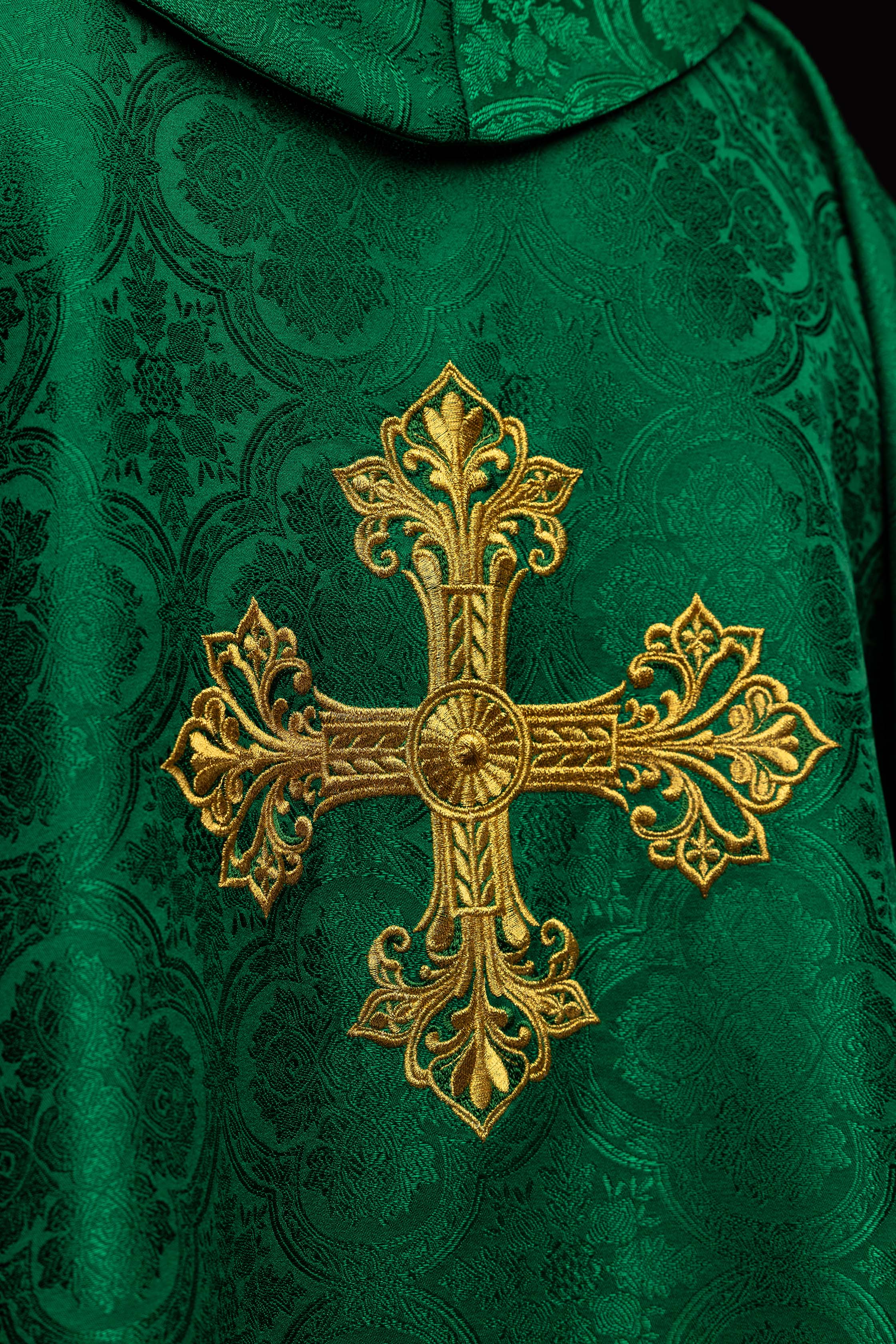 Zielony ornat z krzyżem tkanina żakardowa - ORNATY.PL