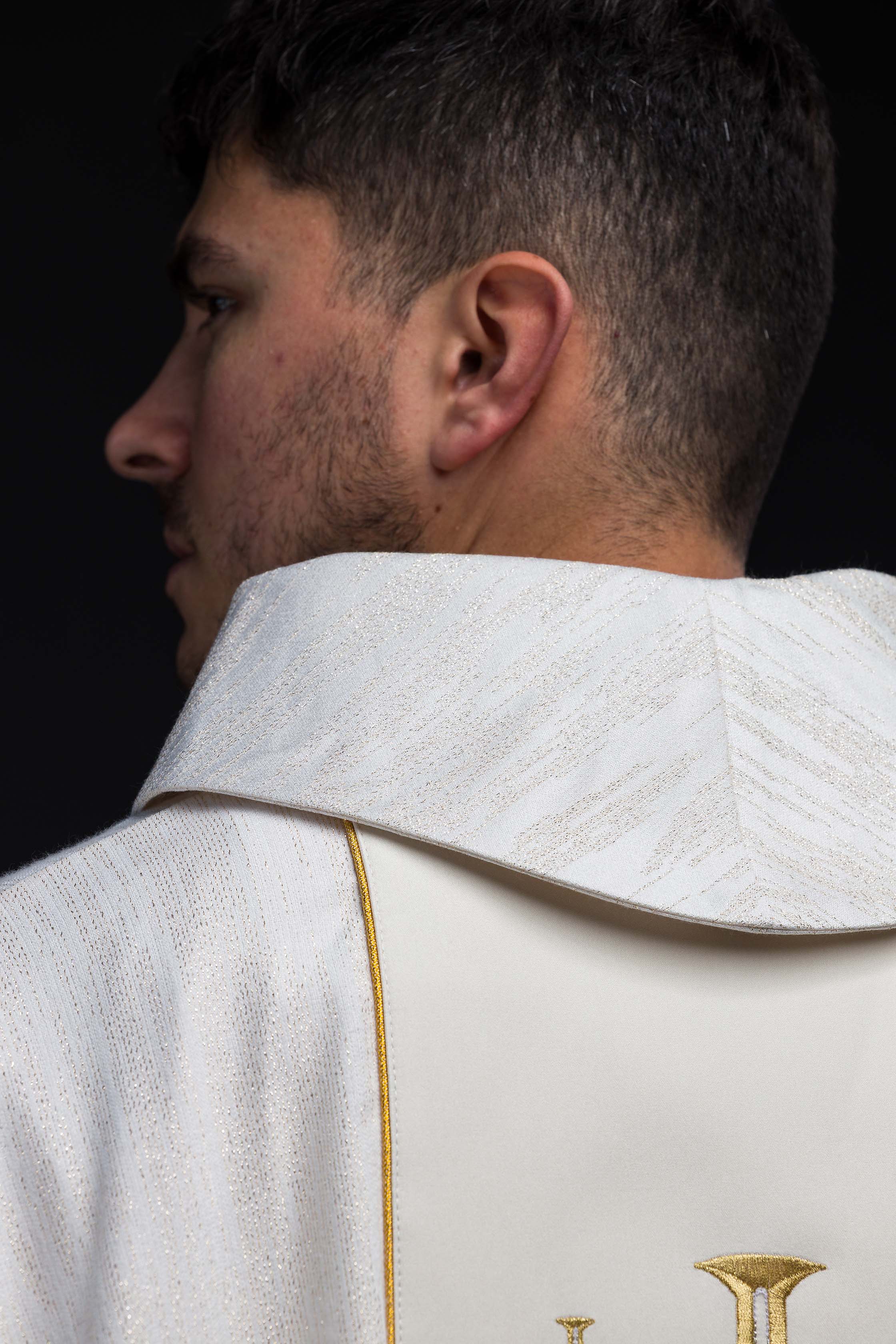 Ornat haftowany z pasem i Krzyżami Jerozolimskimi ecru