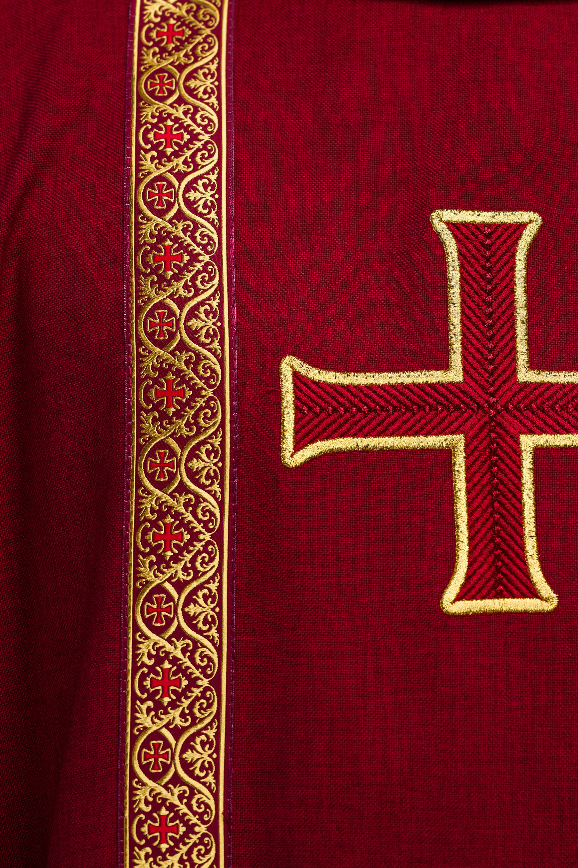 Ornat liturgiczny czerwony z haftowanym krzyżem i taśmami żakardowymi