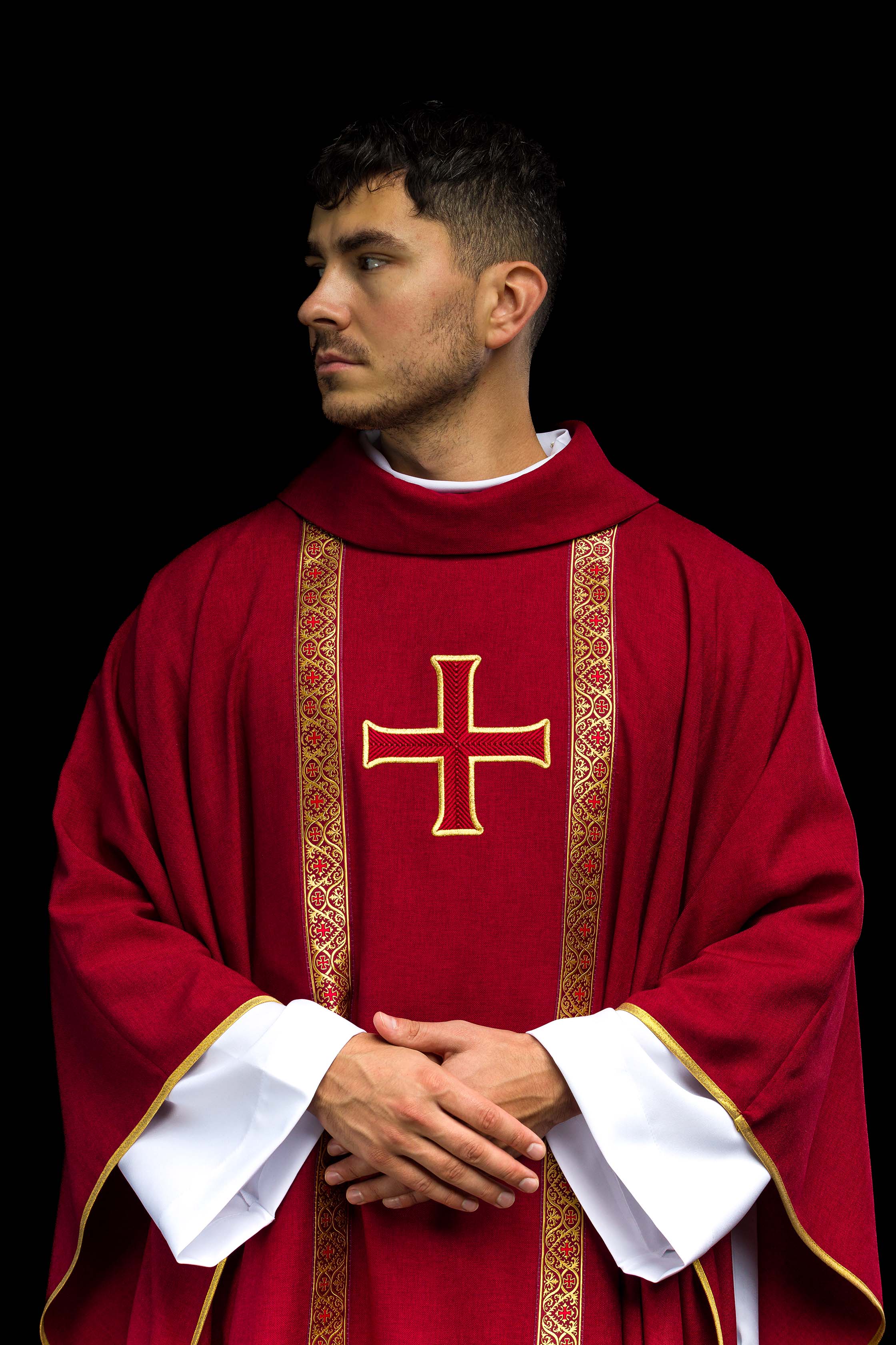 Ornat liturgiczny czerwony z haftowanym krzyżem i taśmami żakardowymi