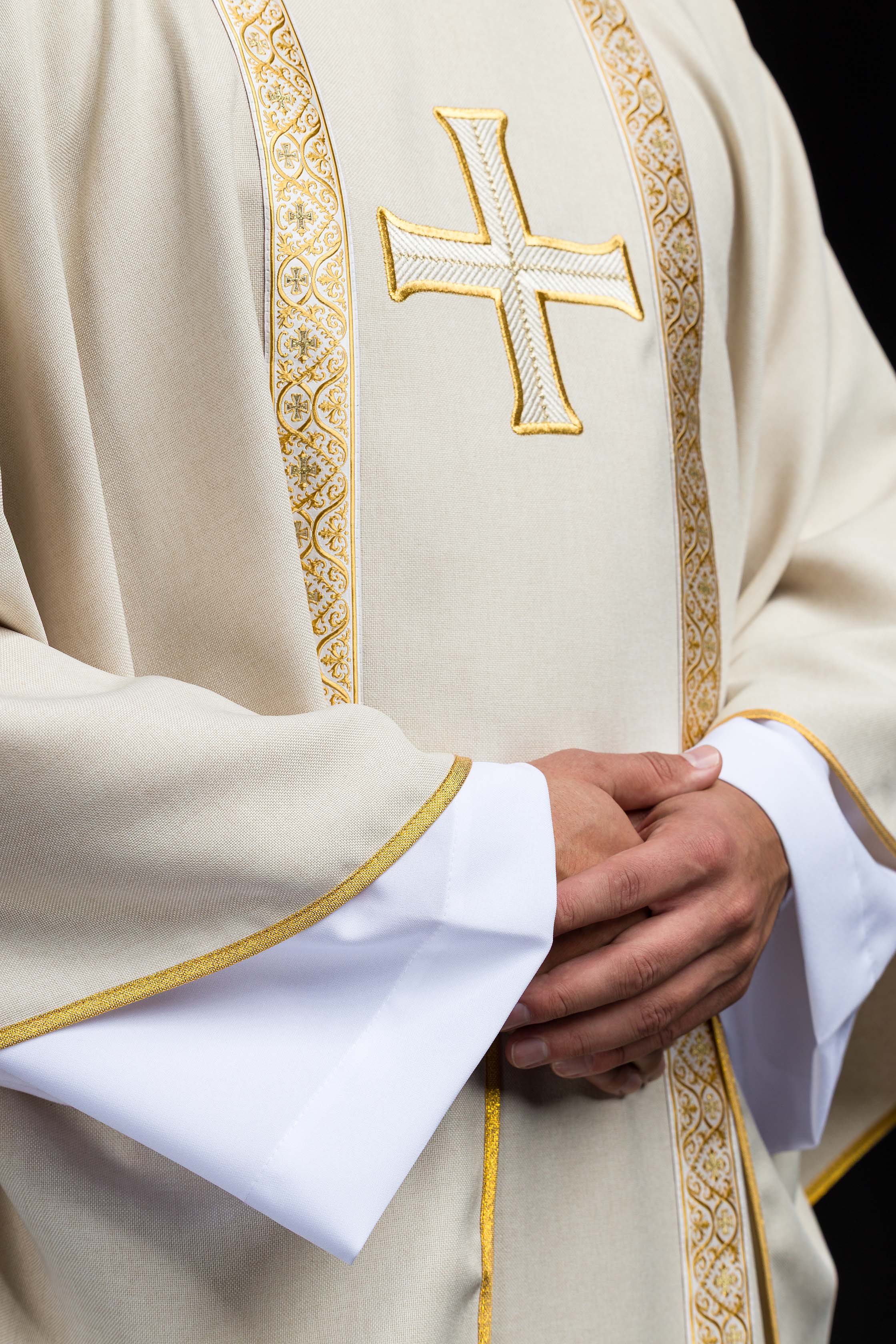 Ornat liturgiczny ecru z haftowanym krzyżem i taśmami żakardowymi - ORNATY.PL
