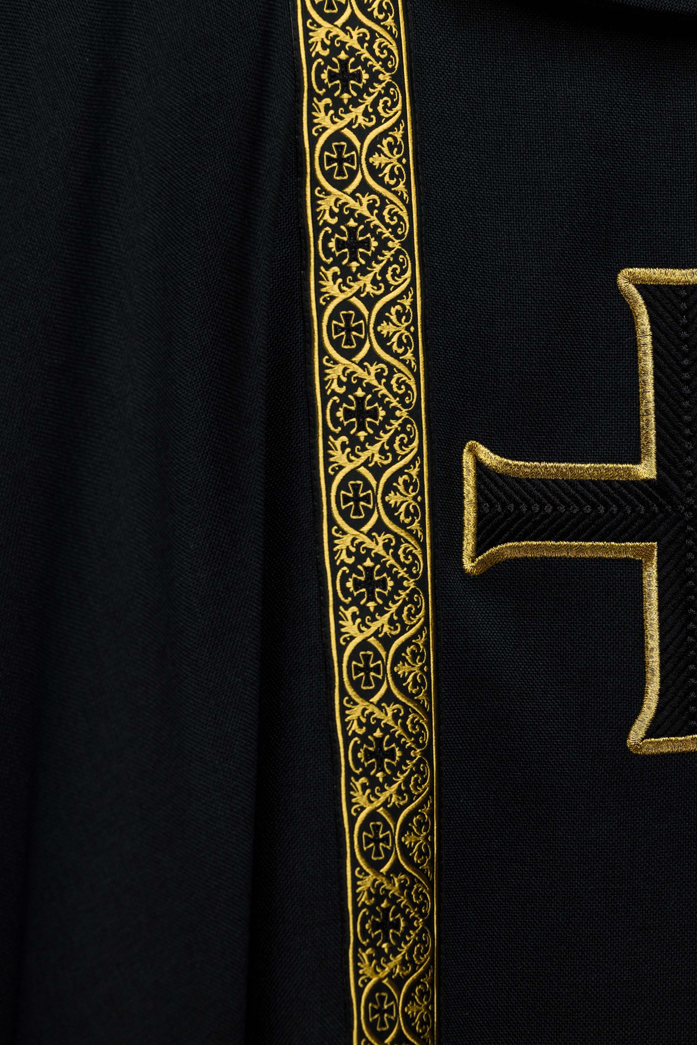 Ornat liturgiczny czarny z haftowanym krzyżem i taśmami żakardowymi