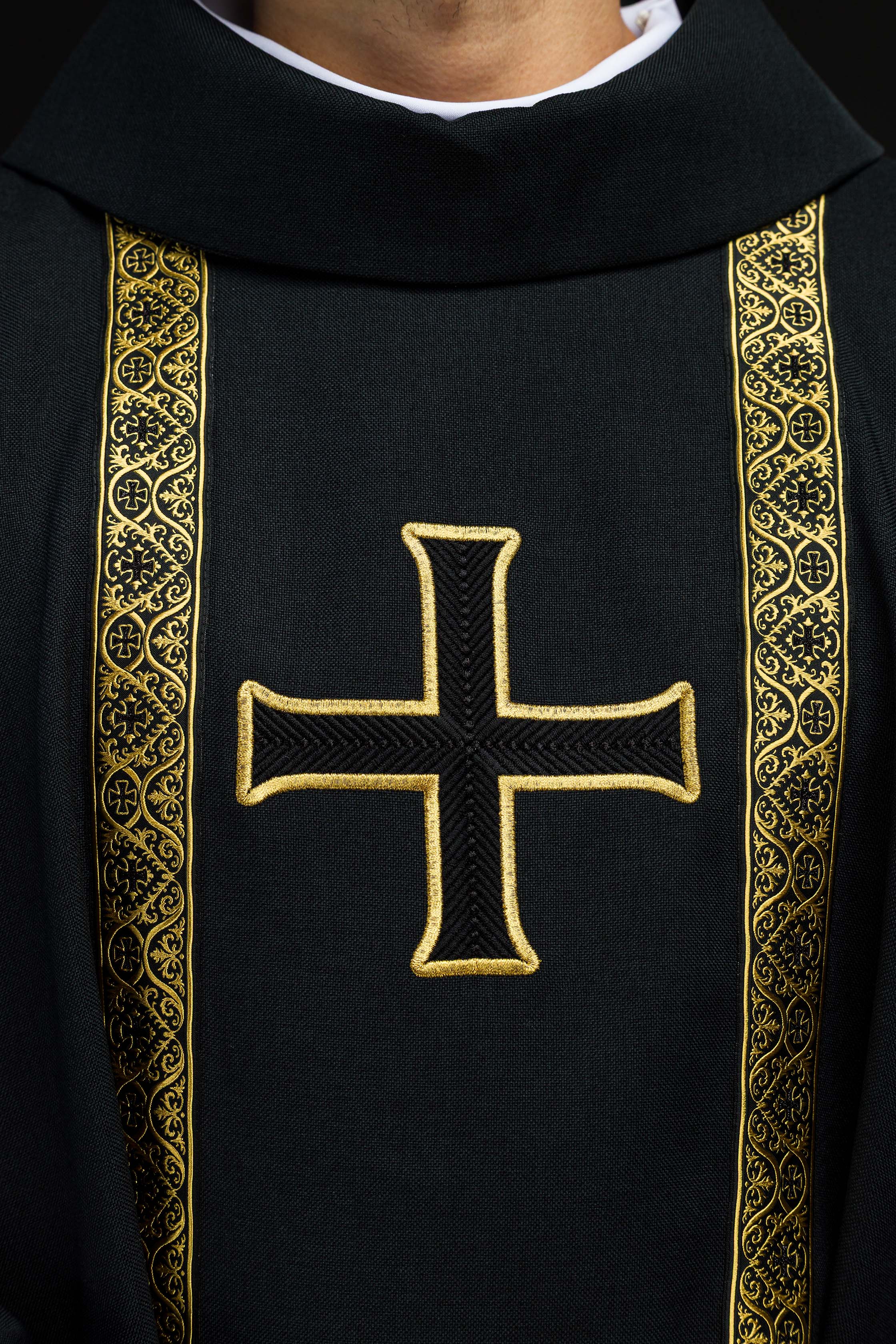 Ornat liturgiczny czarny z haftowanym krzyżem i taśmami żakardowymi