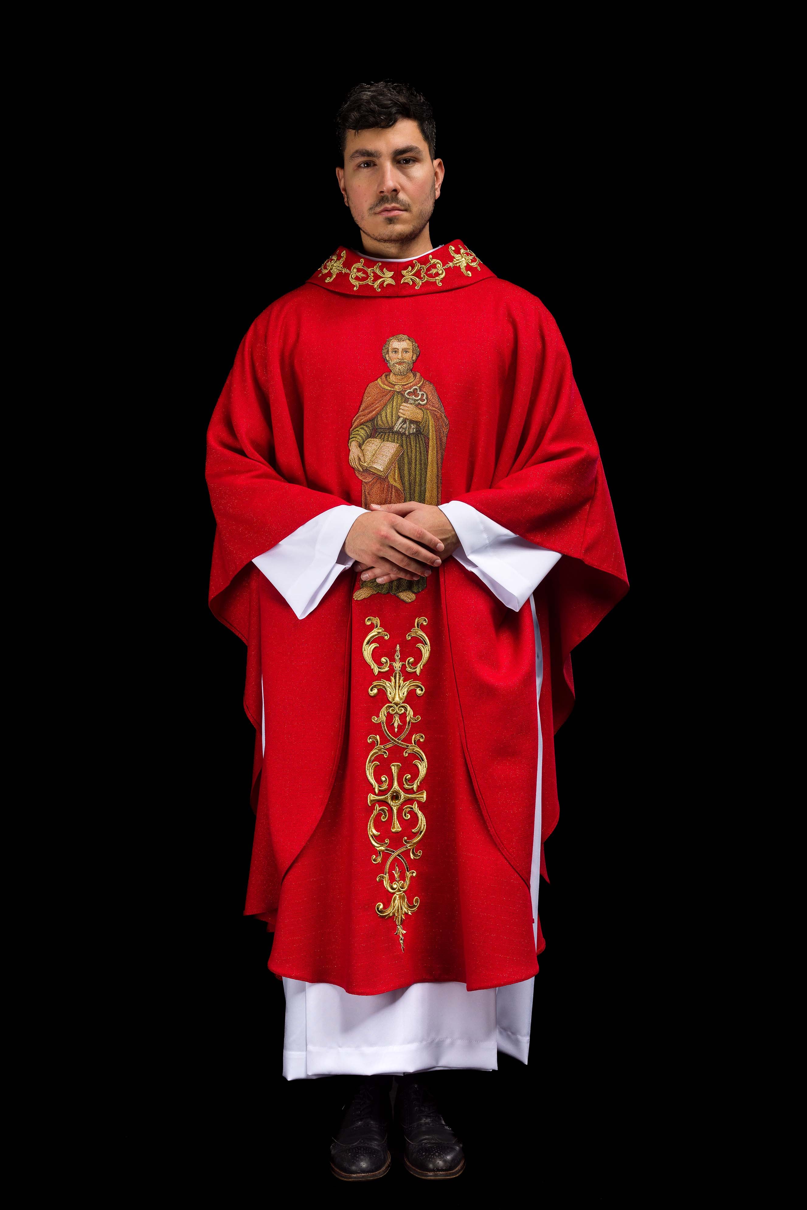 Ornat bogato haftowany z wizerunkiem Świętego Piotra Czerwony