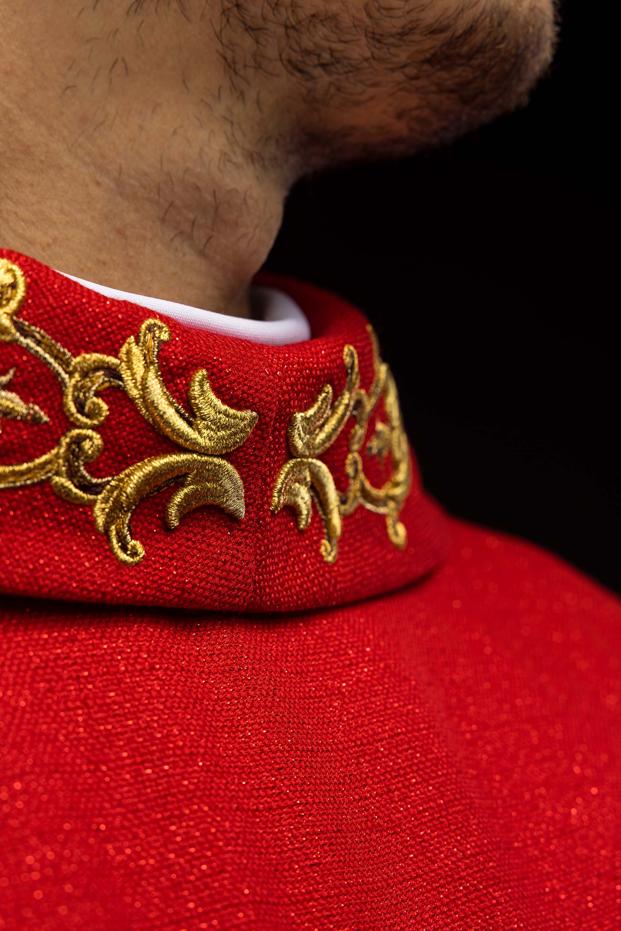 Ornat bogato haftowany z wizerunkiem Świętego Piotra Czerwony