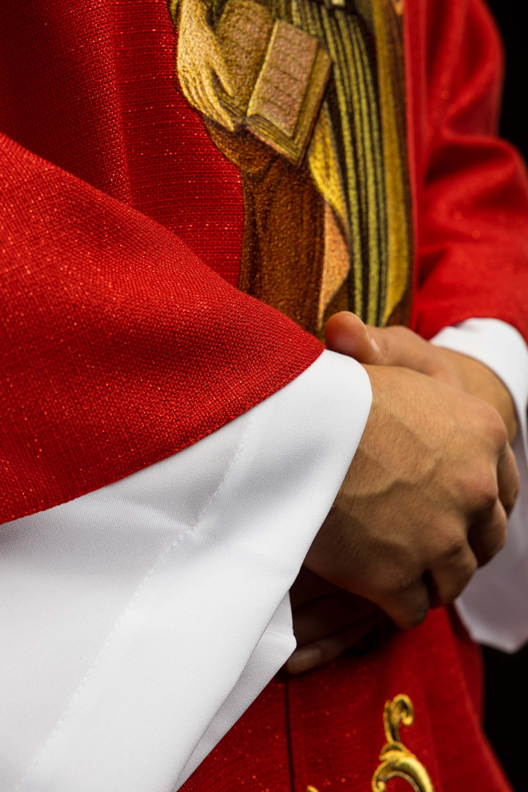 Ornat bogato haftowany z wizerunkiem Świętego Piotra Czerwony