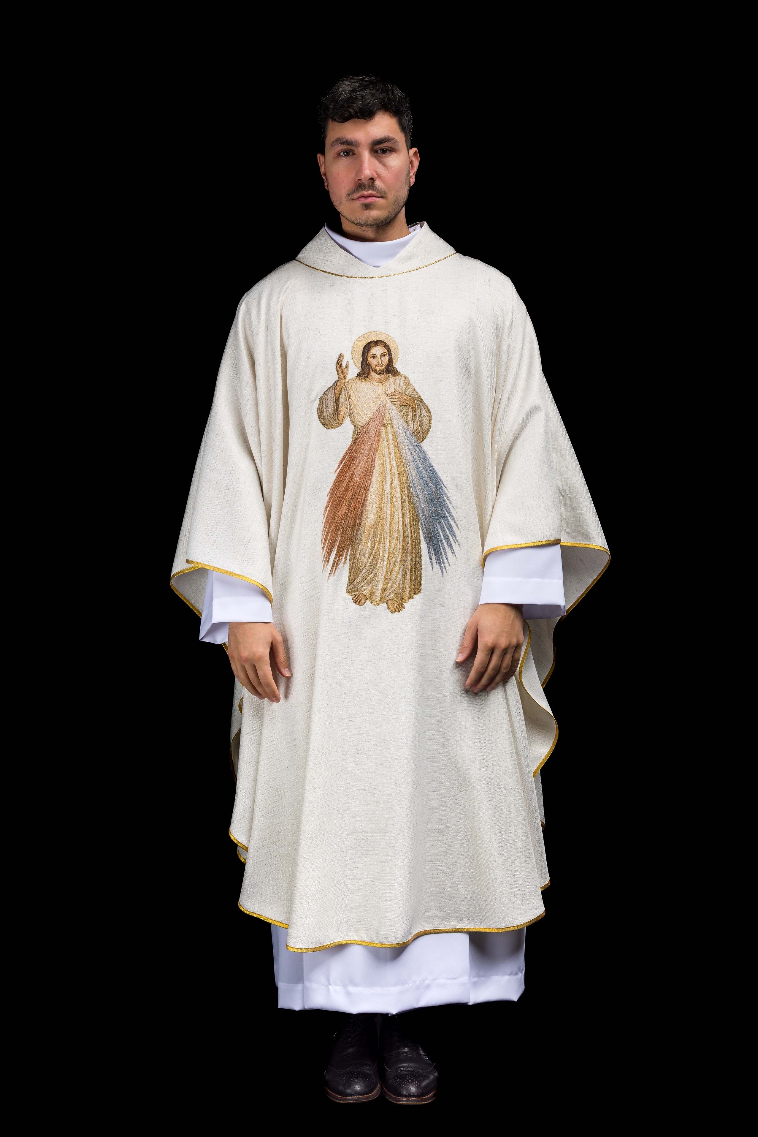 Ornat haftowany z wizerunkiem Jezusa Miłosiernego ecru
