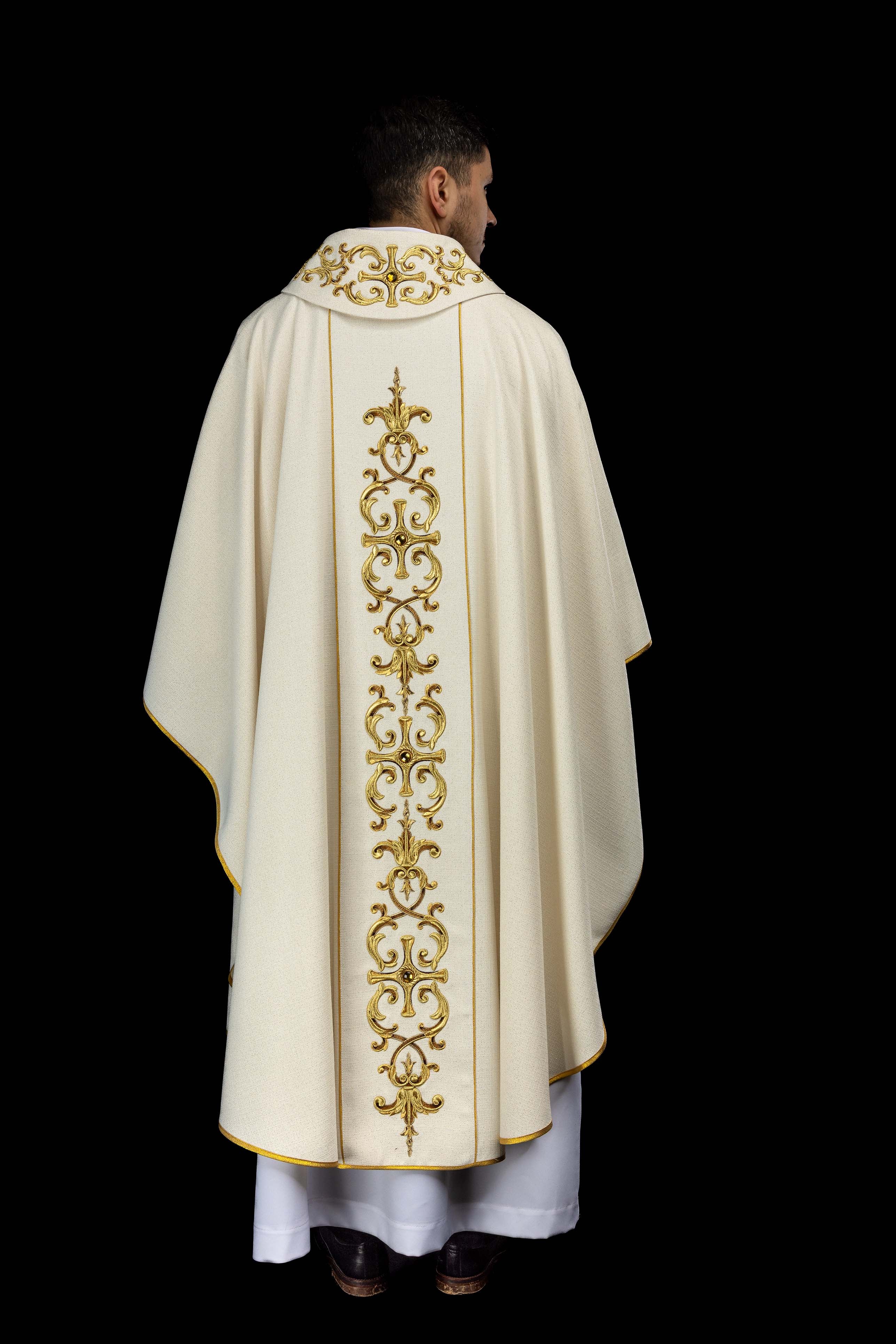 Ornat bogato haftowany z wizerunkiem Matki Bożej Różańcowej