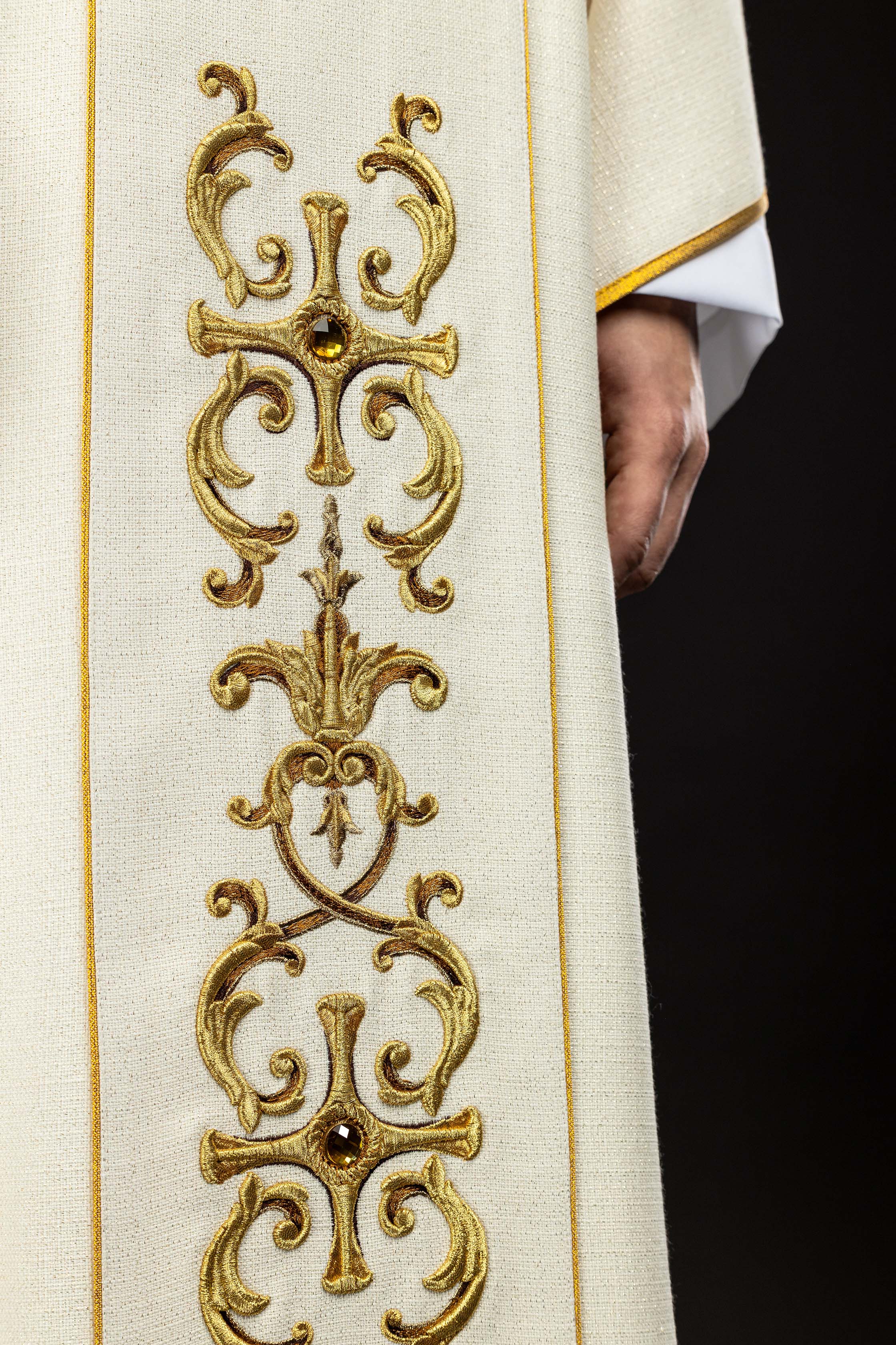 Ornat bogato haftowany z wizerunkiem Matki Bożej Różańcowej