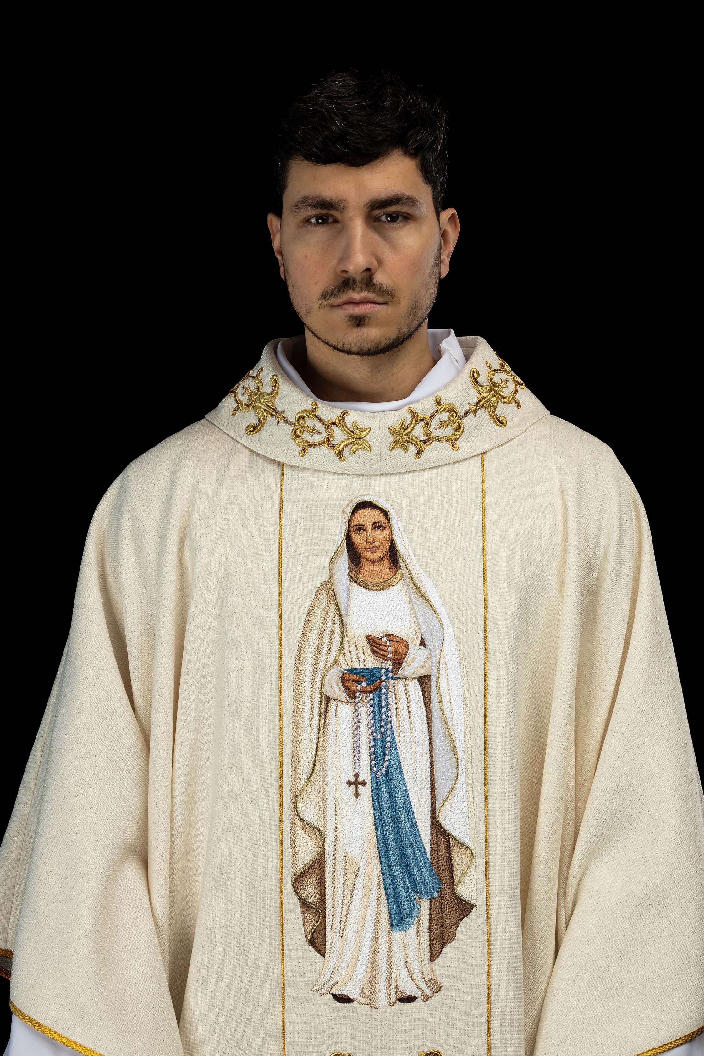 Ornat bogato haftowany z wizerunkiem Matki Bożej Różańcowej