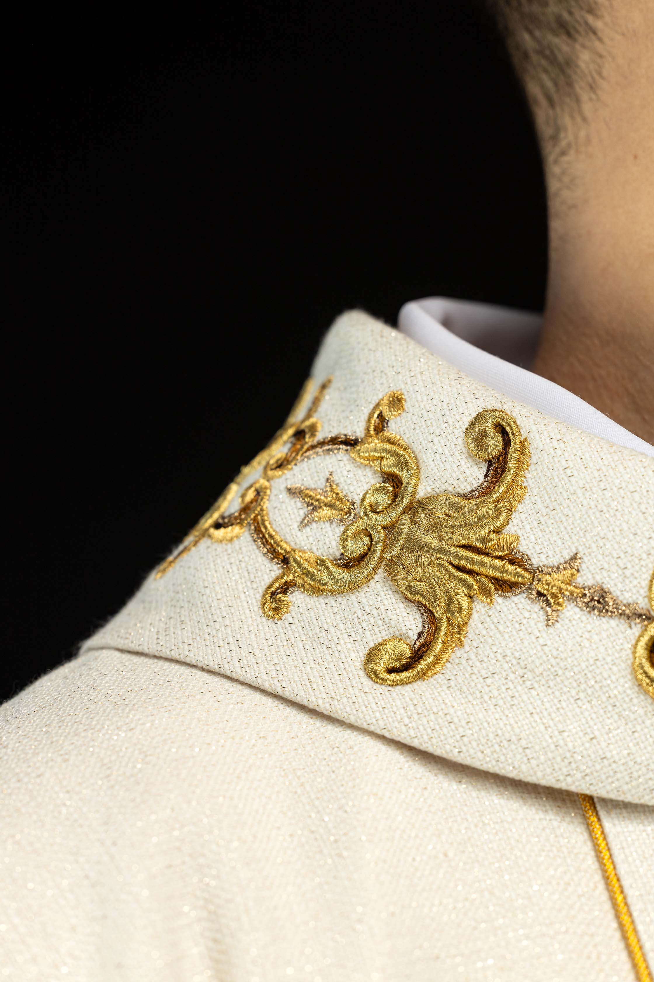 Ornat bogato haftowany z wizerunkiem Matki Bożej Różańcowej