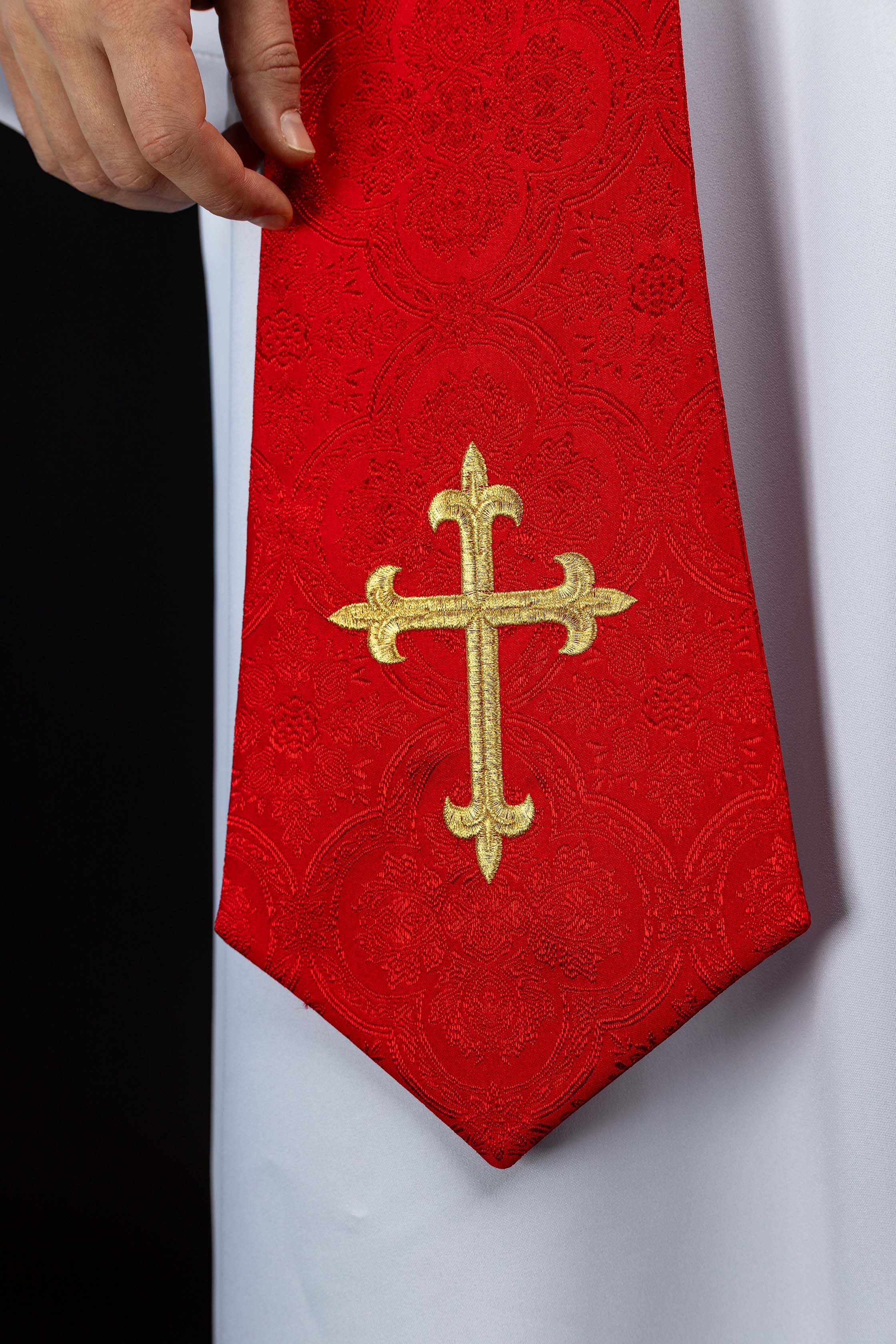 Stuła haftowana z motywem Krzyża czerwona tkanina żakardowa