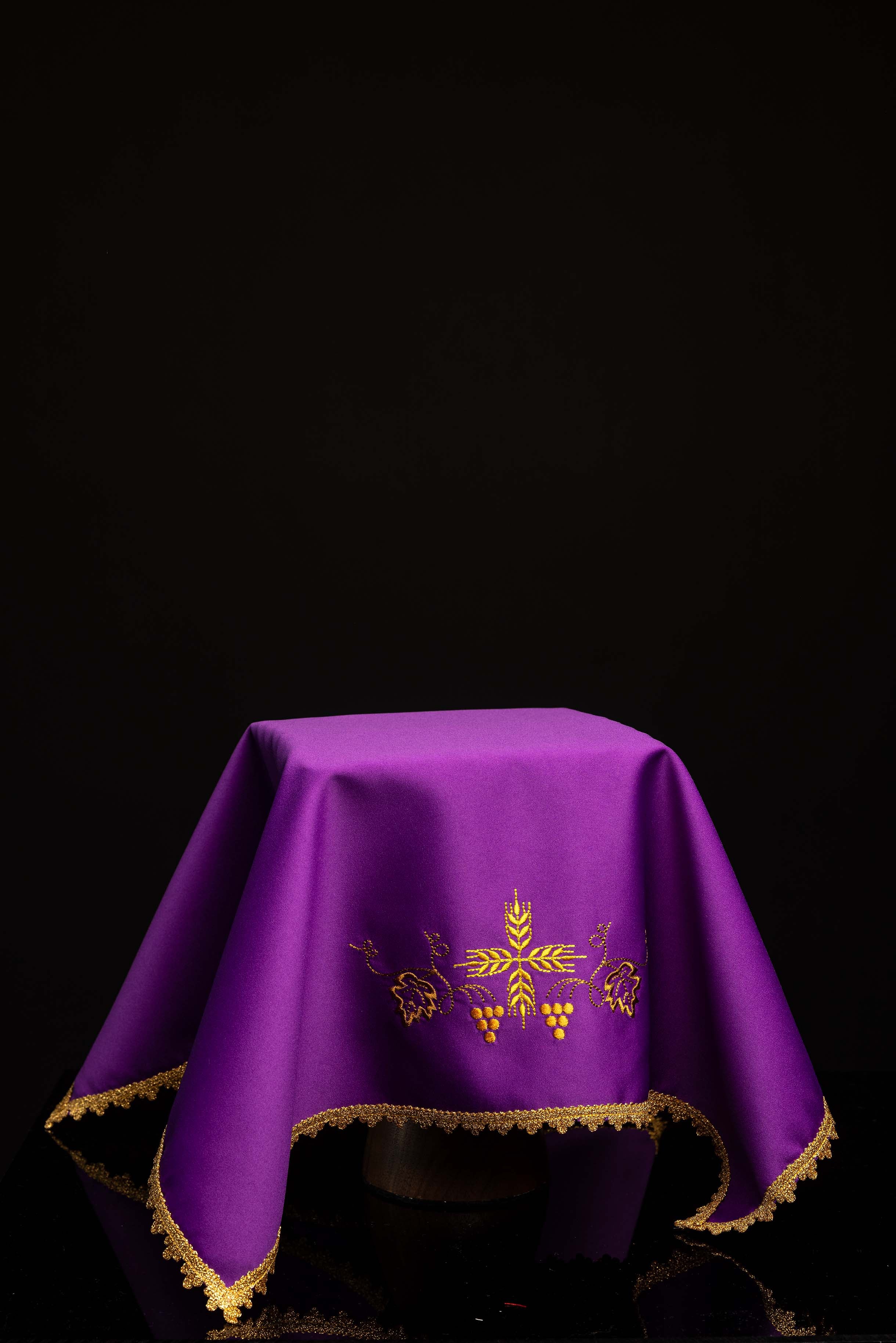 Zestaw czterech welonów na kielich z haftem eucharystycznym