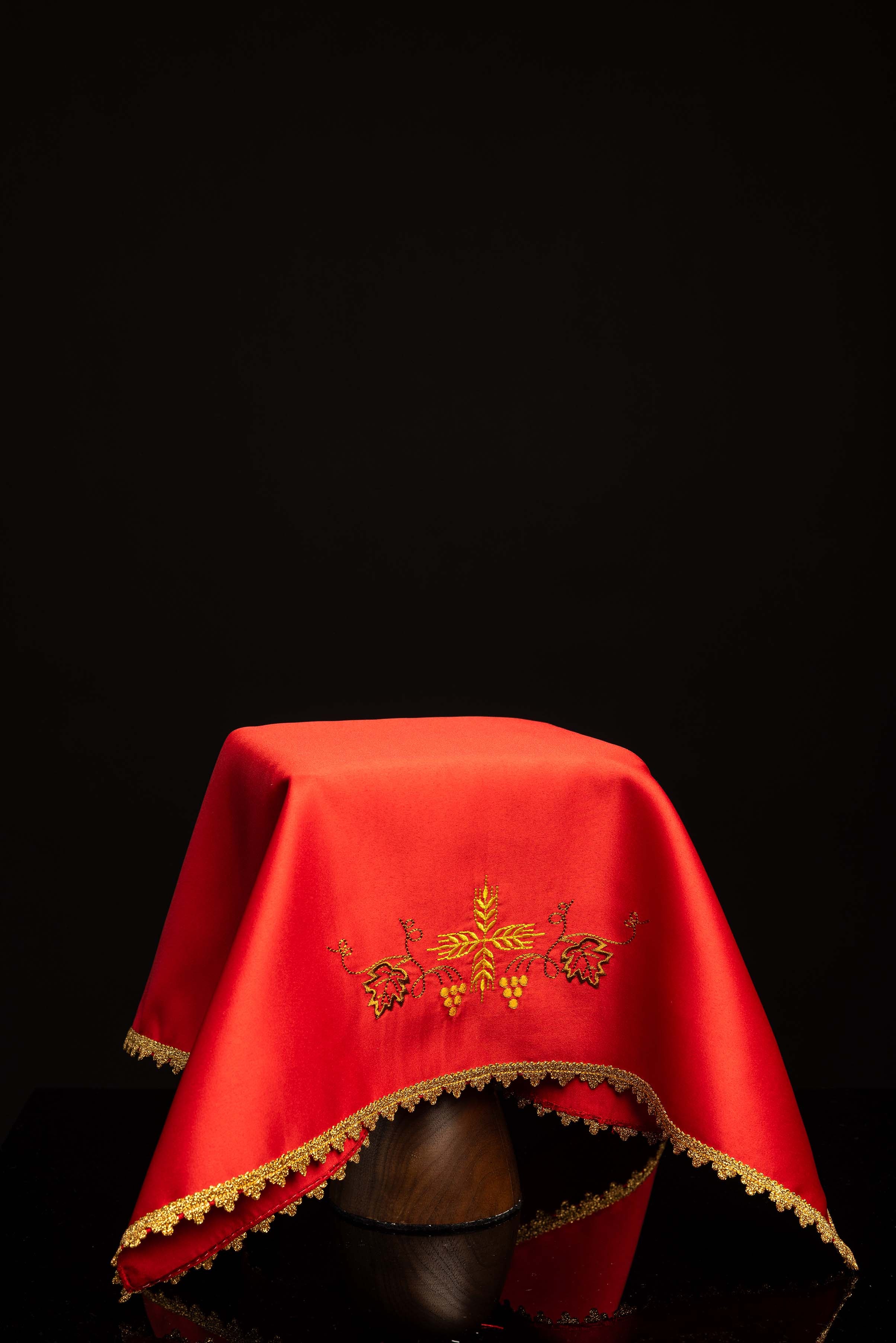 Zestaw czterech welonów na kielich z haftem eucharystycznym