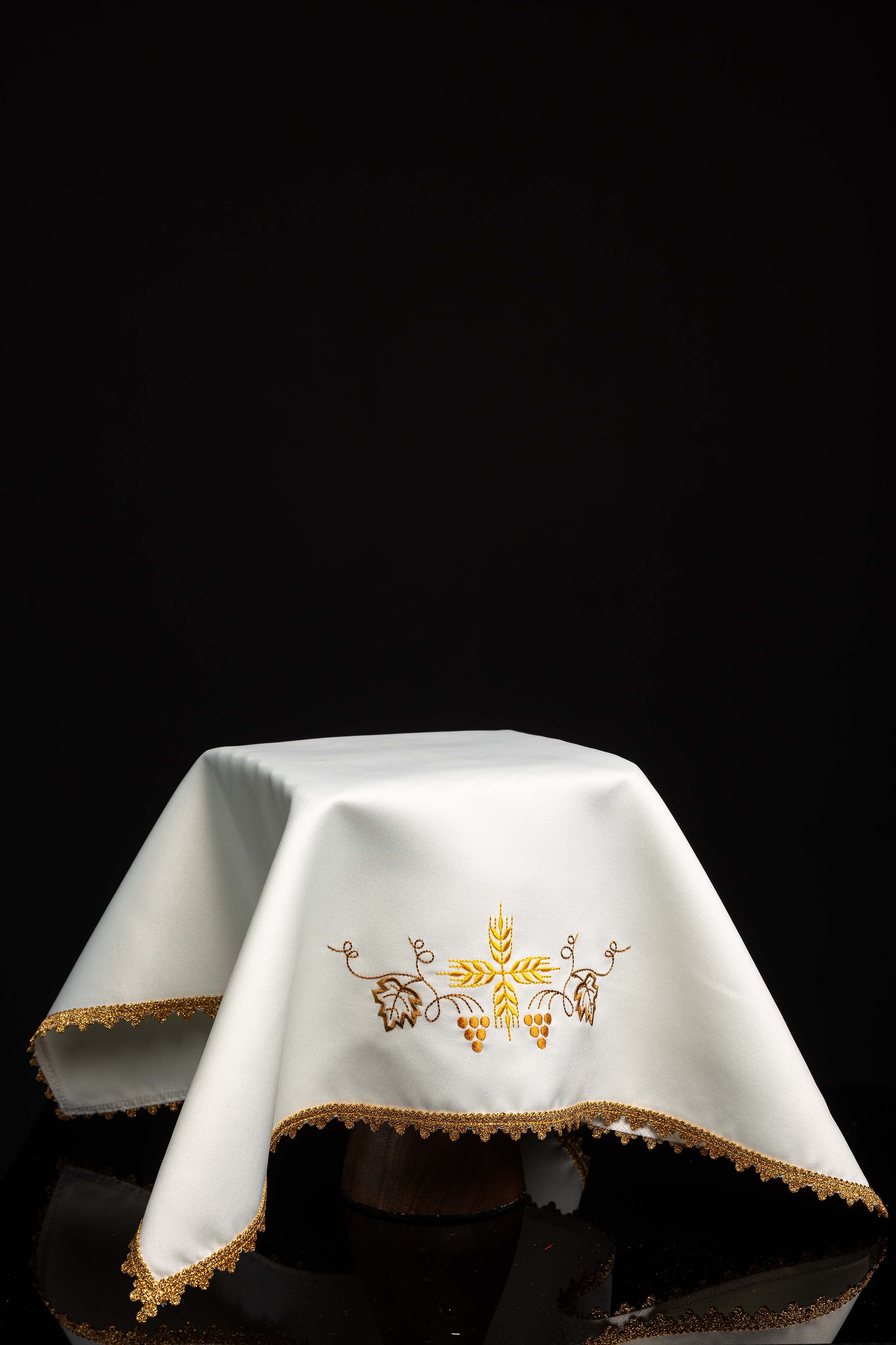Zestaw czterech welonów na kielich z haftem eucharystycznym