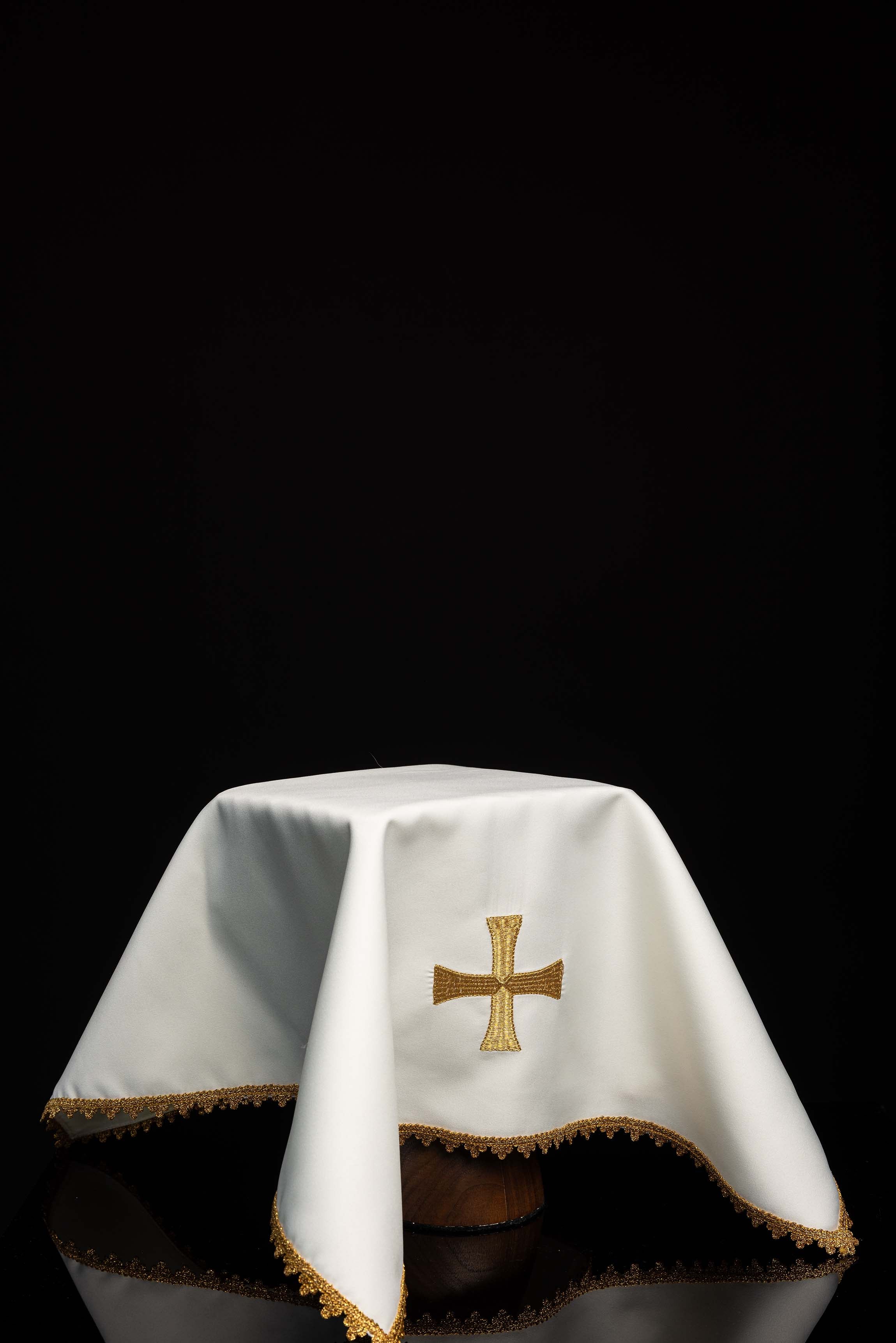 Zestaw czterech welonów na kielich z haftowanym złotym krzyżem