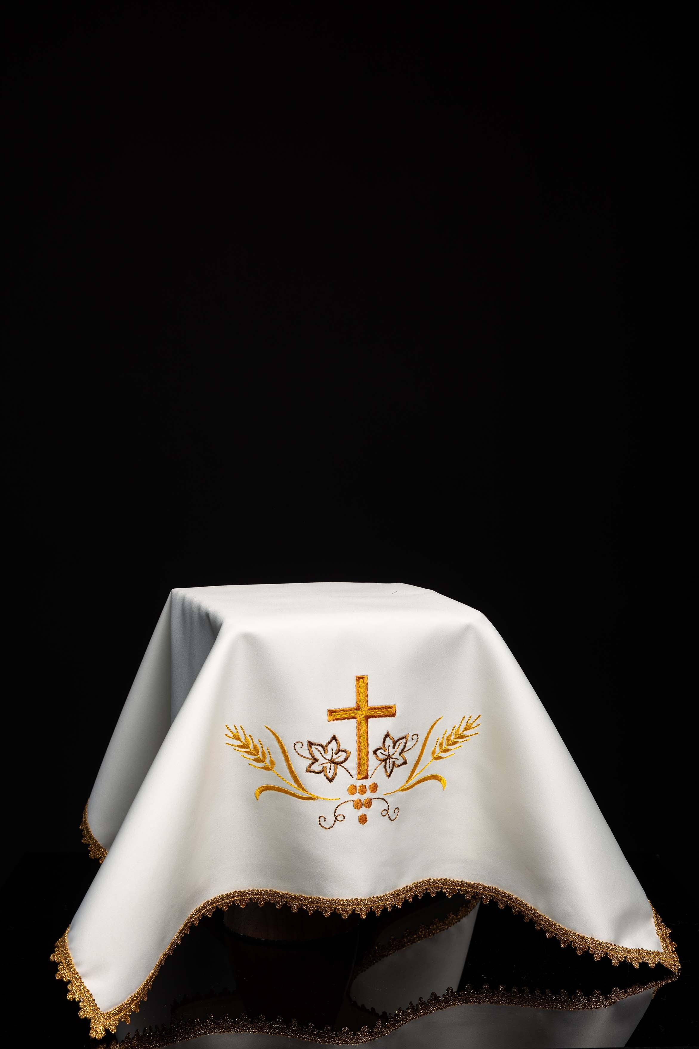 Zestaw czterech welonów na kielich z haftowanym motywem eucharystycznym